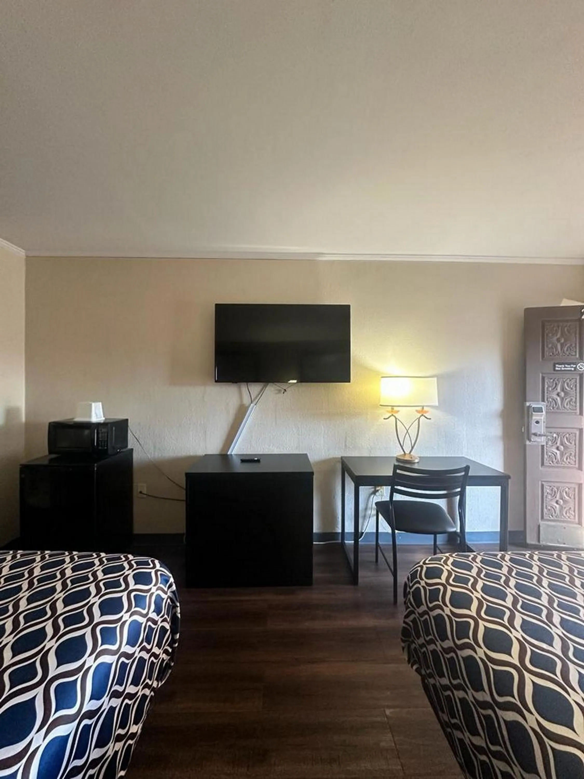 TV and multimedia, Bed in Loyalty Inn Rockingham