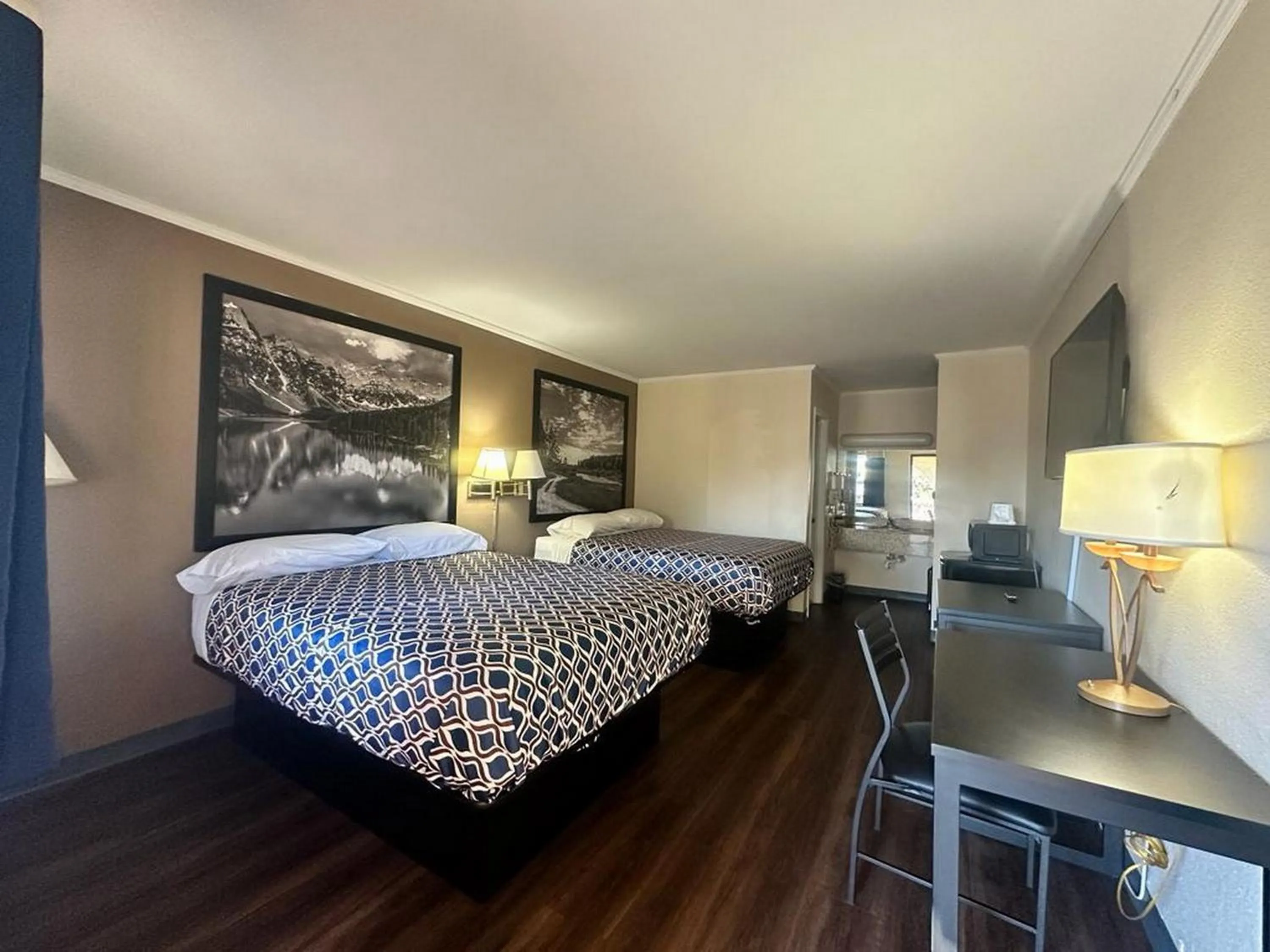 Photo of the whole room, Bed in Loyalty Inn Rockingham