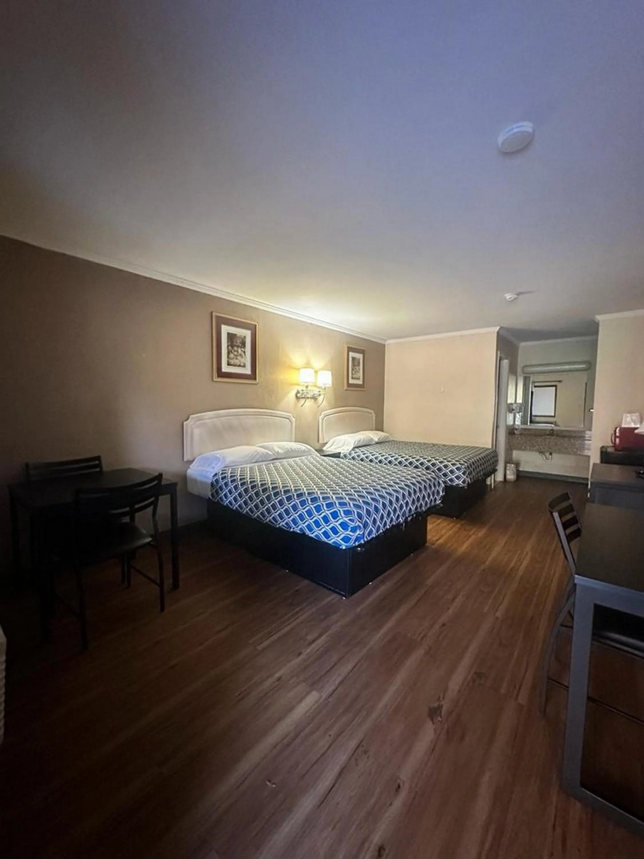 Photo of the whole room, Bed in Loyalty Inn Rockingham