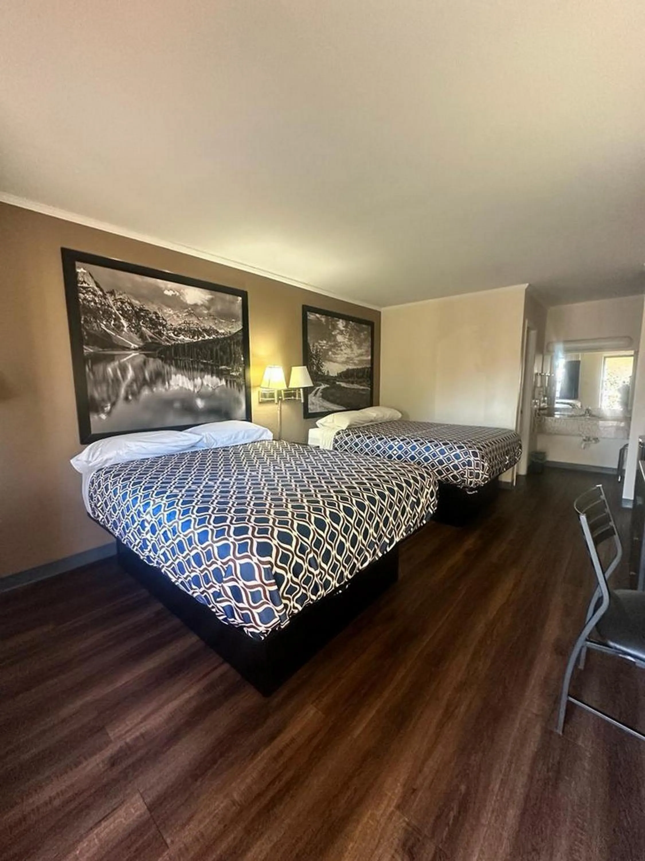 Photo of the whole room, Bed in Loyalty Inn Rockingham