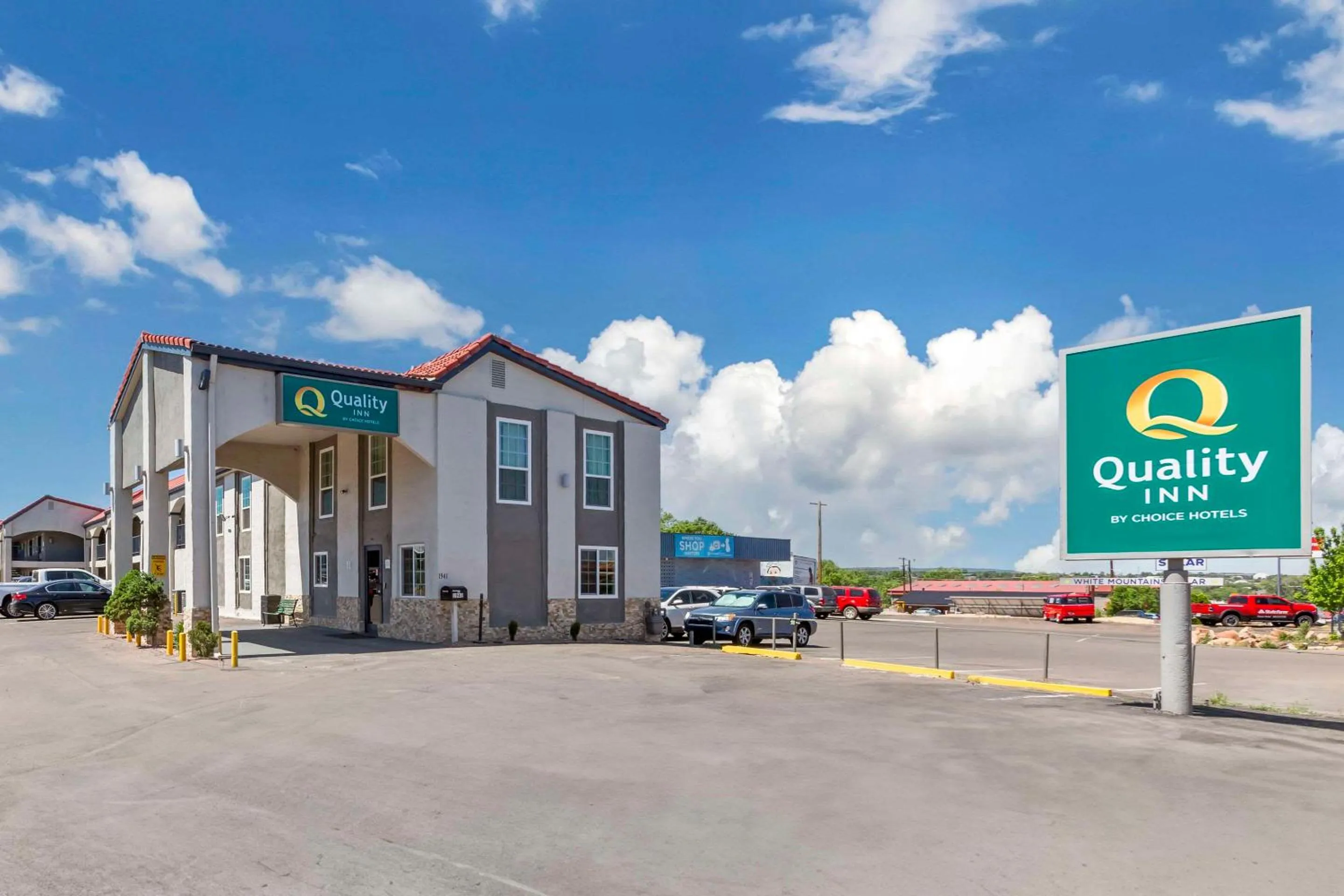 Property building in Quality Inn Show Low