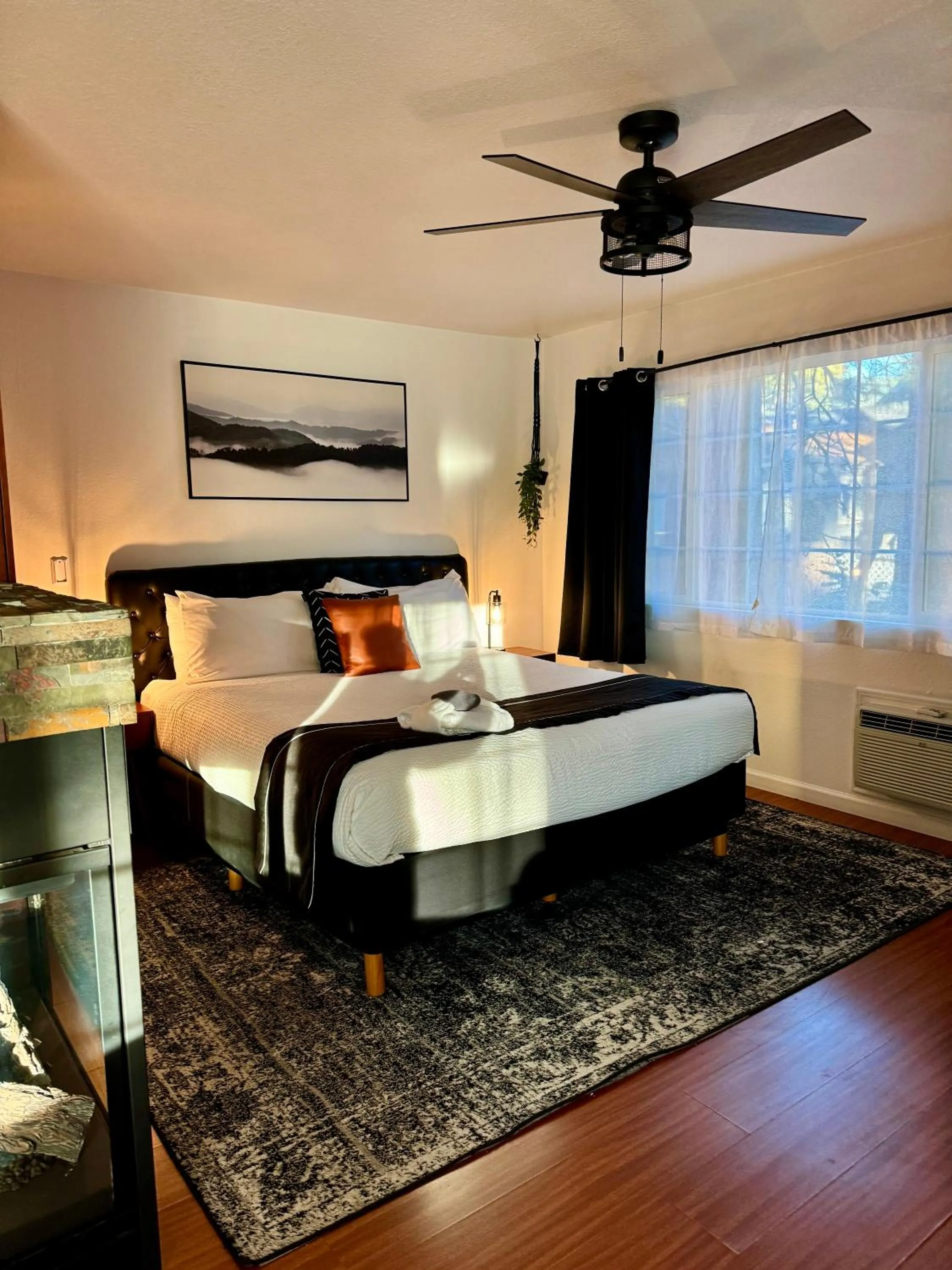 Bed in The Jeffrey Hotel