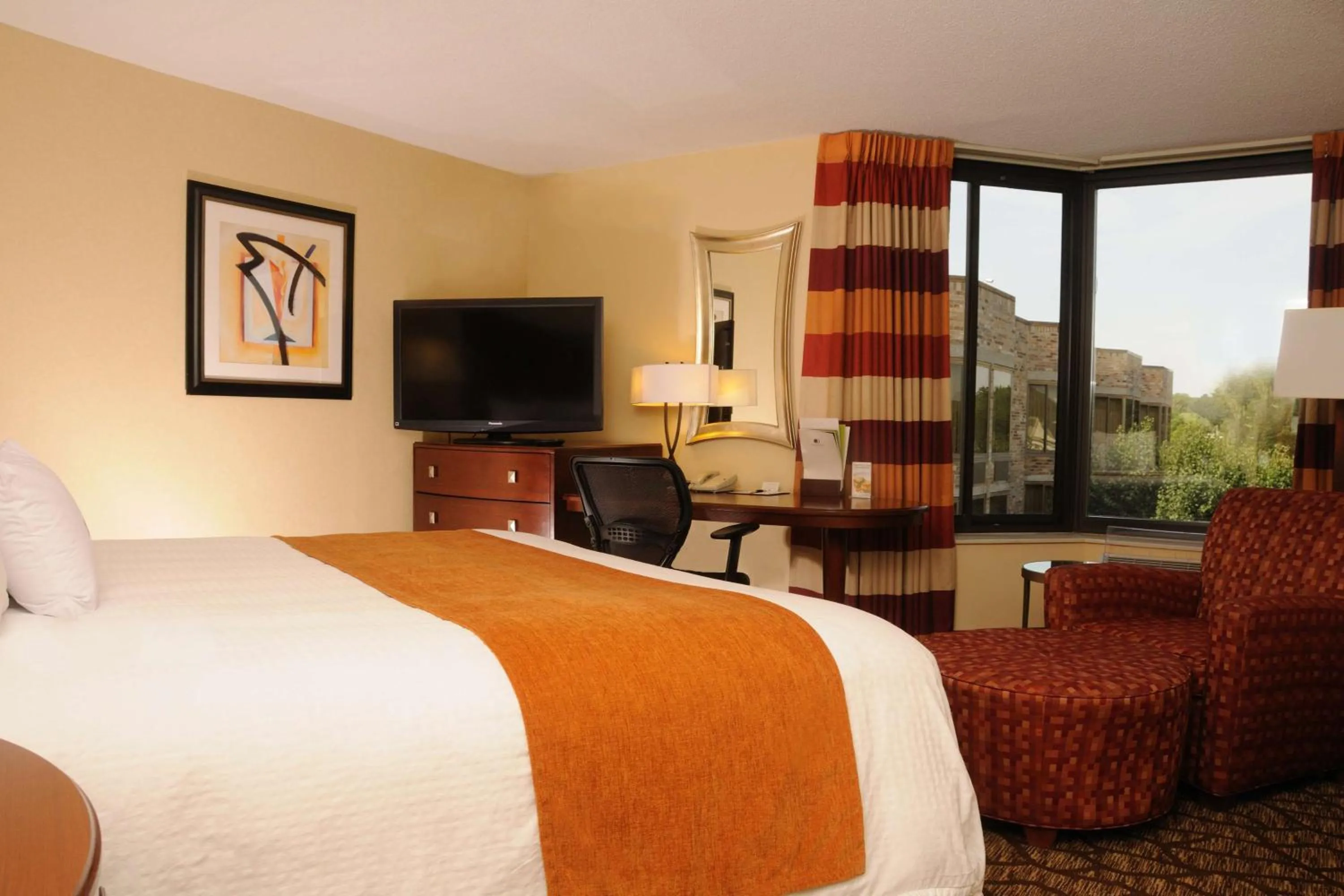 Bed in DoubleTree by Hilton Hotel Oak Ridge - Knoxville