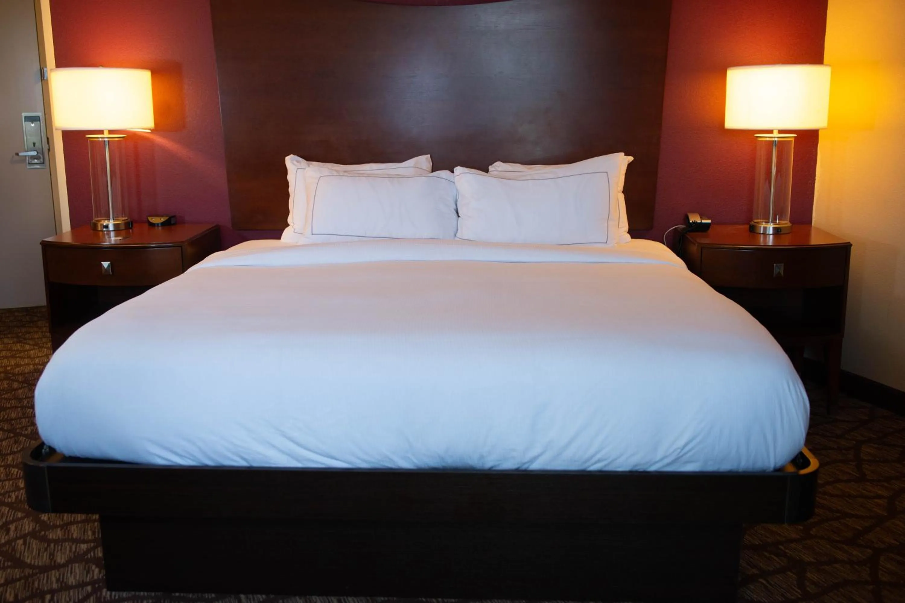 Property building, Bed in DoubleTree by Hilton Hotel Oak Ridge - Knoxville