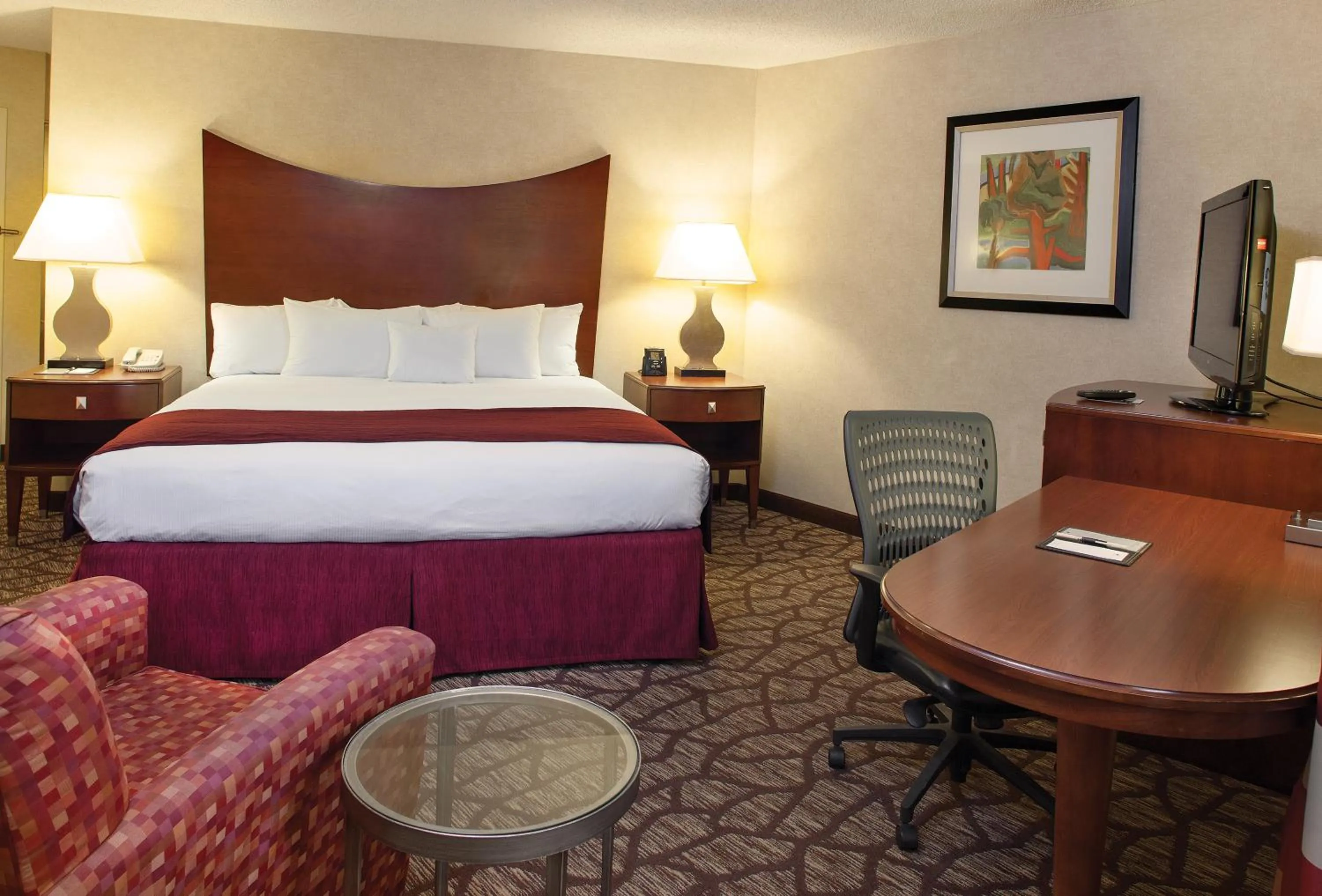Bed in DoubleTree by Hilton Hotel Oak Ridge - Knoxville
