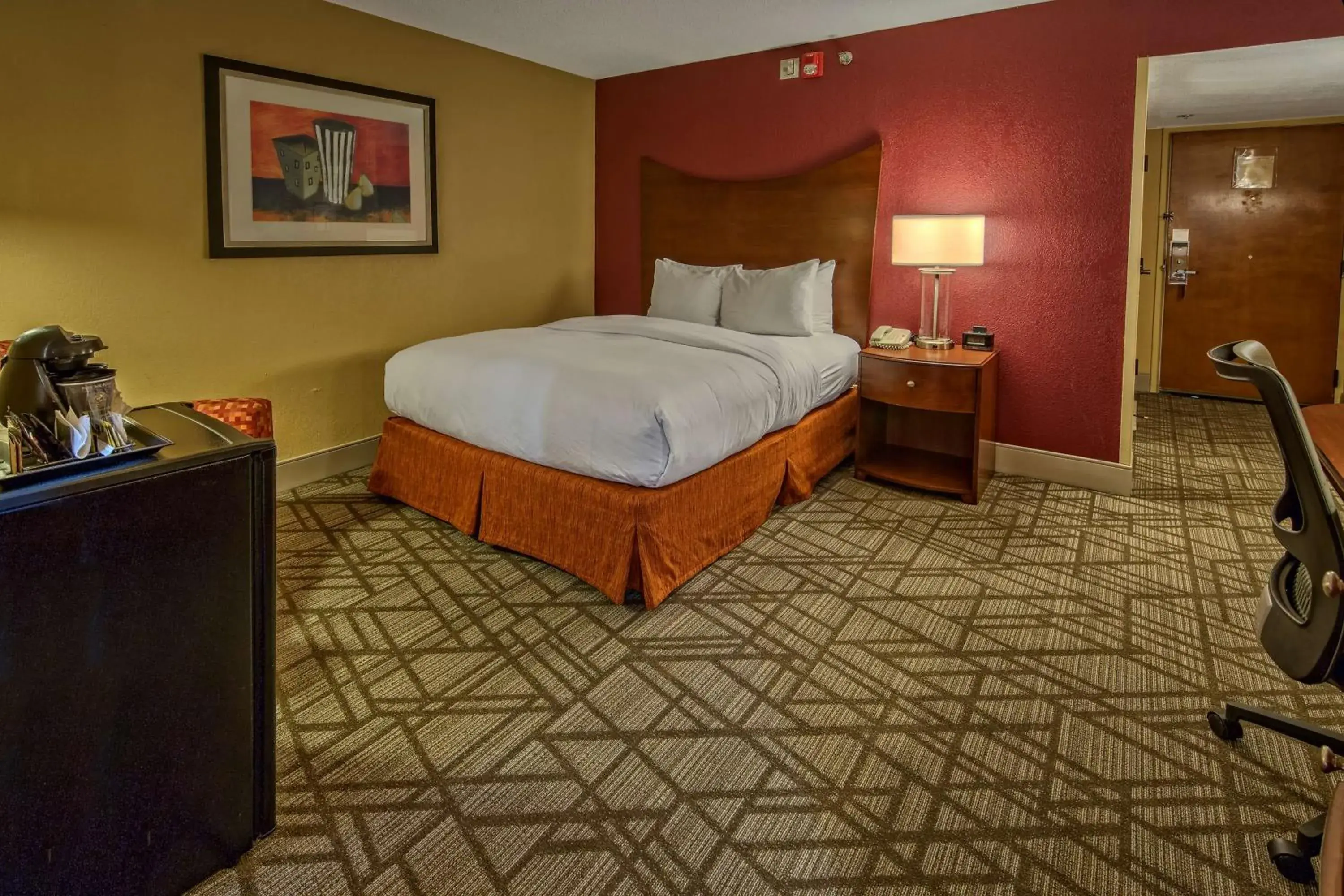 Queen Room with Roll-In Shower- Disability/Hearing Accessible - Non- Smoking in DoubleTree by Hilton Hotel Oak Ridge - Knoxville Queen Room with Roll-In Shower- Disability/Hearing Accessible - Non- Smoking in DoubleTree by Hilton Hotel Oak Ridge - Knoxville