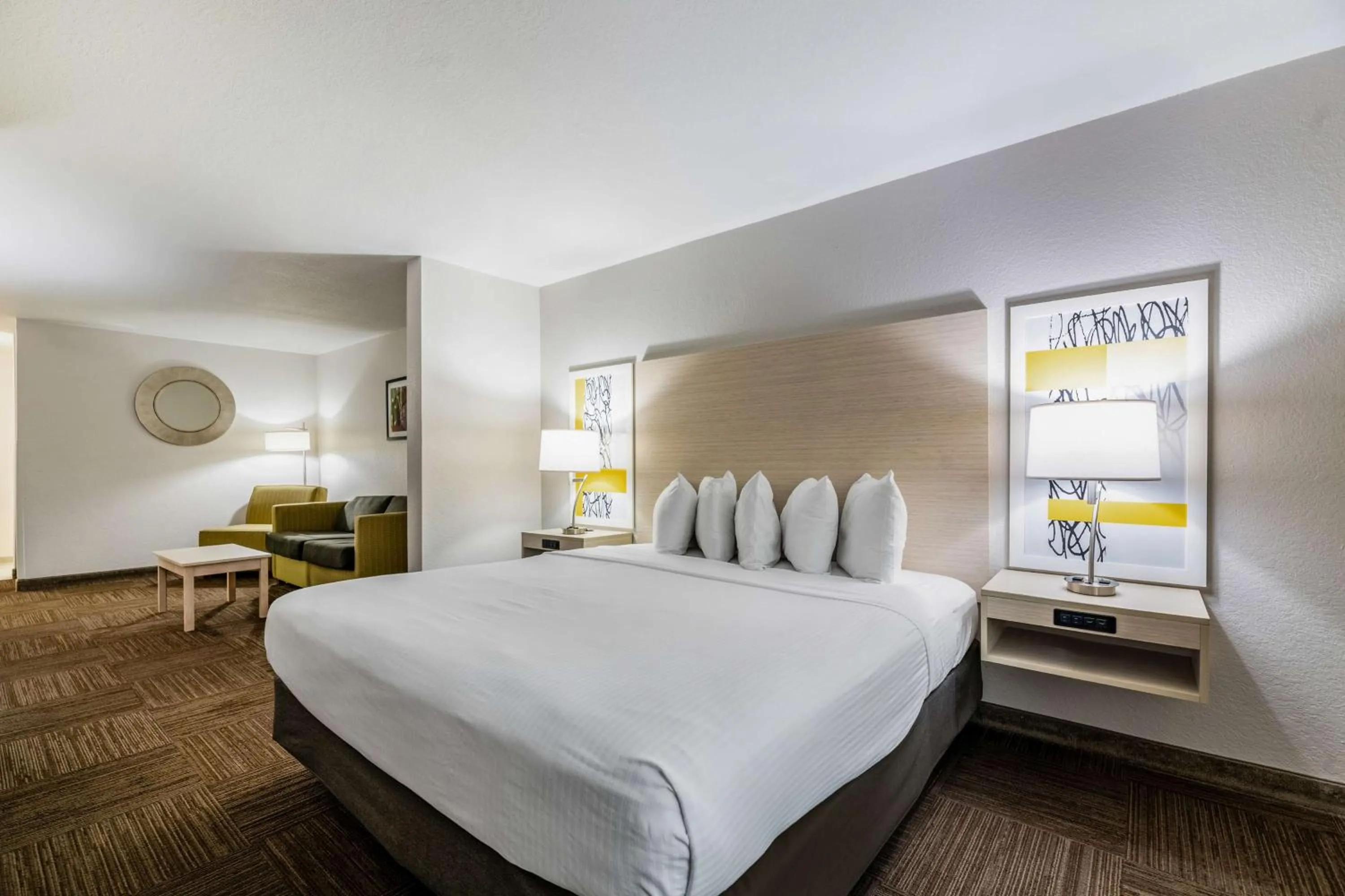 Bedroom, Bed in Best Western Auburndale Inn & Suites