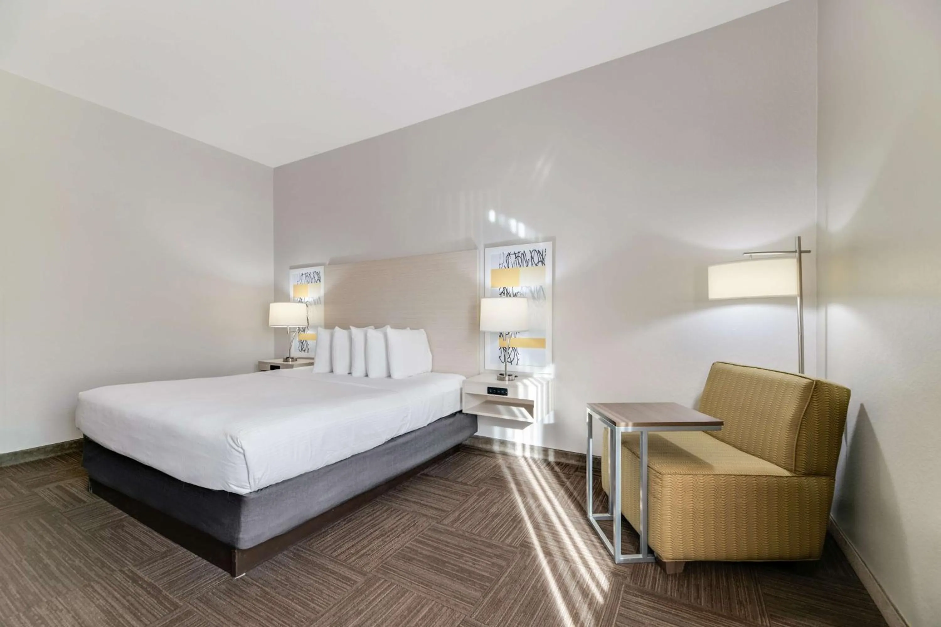 Bedroom, Bed in Best Western Auburndale Inn & Suites