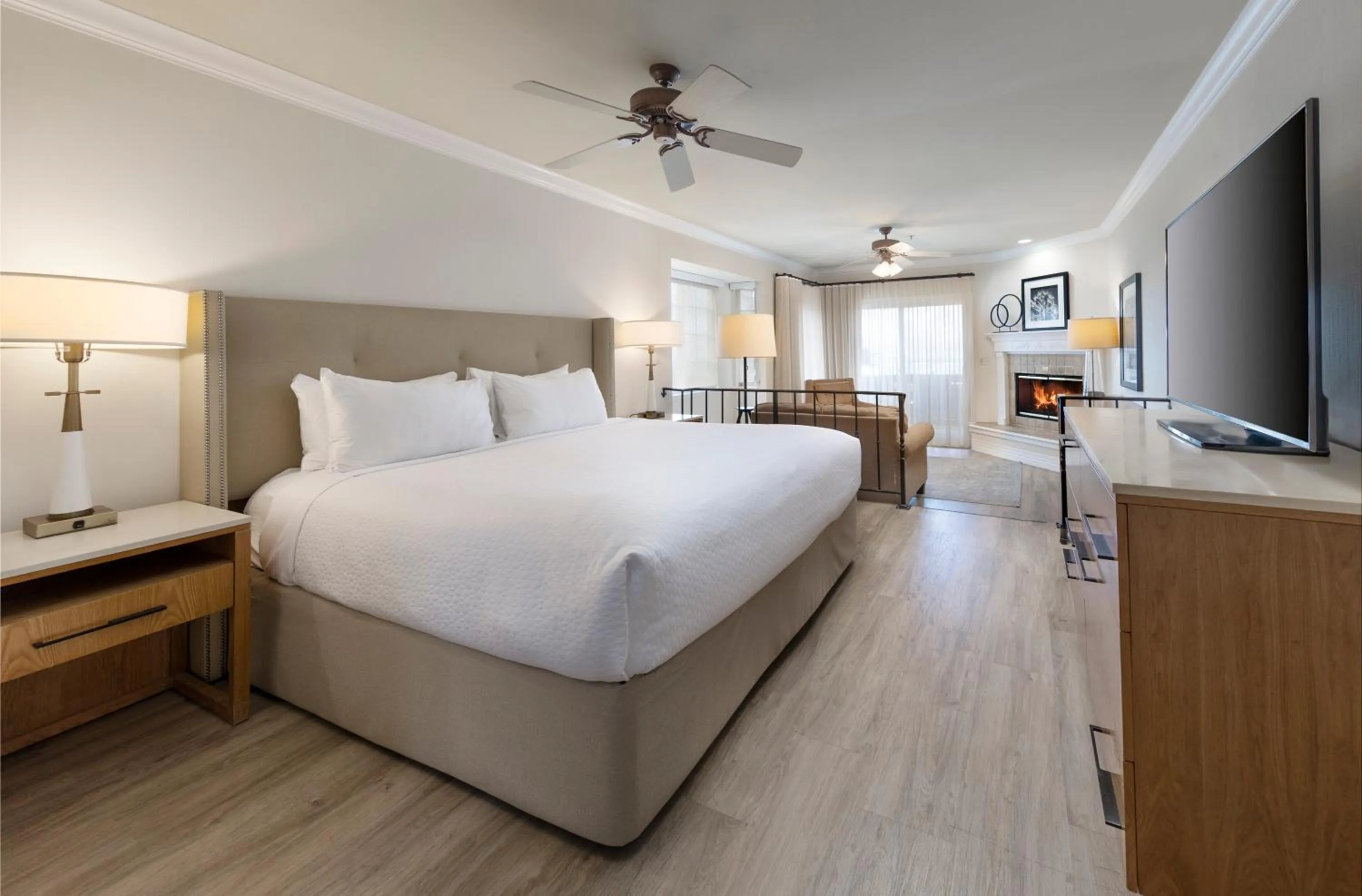 Bedroom, Bed in Pelican Inn & Suites