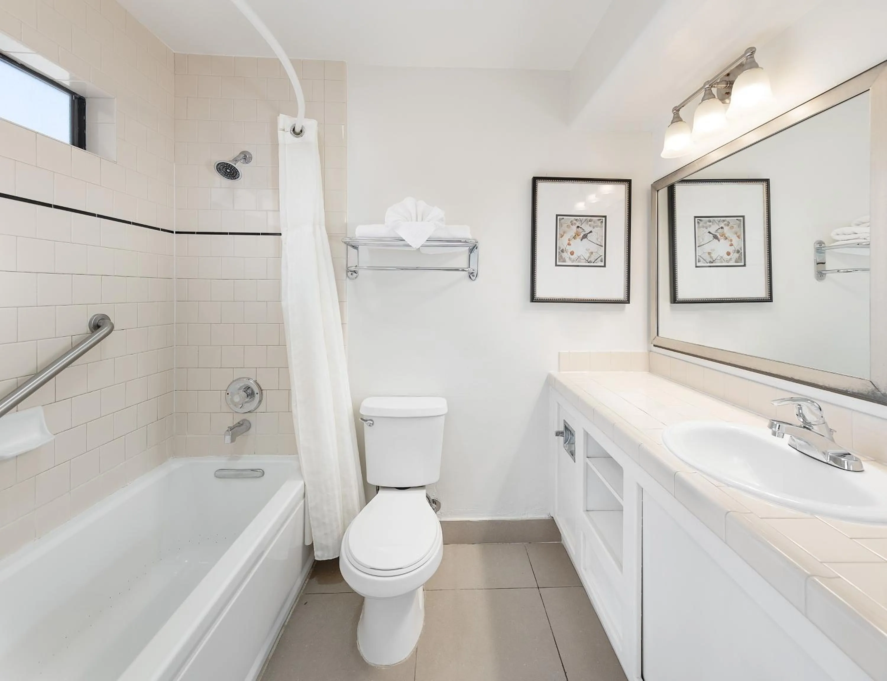 Bathroom in Pelican Inn & Suites
