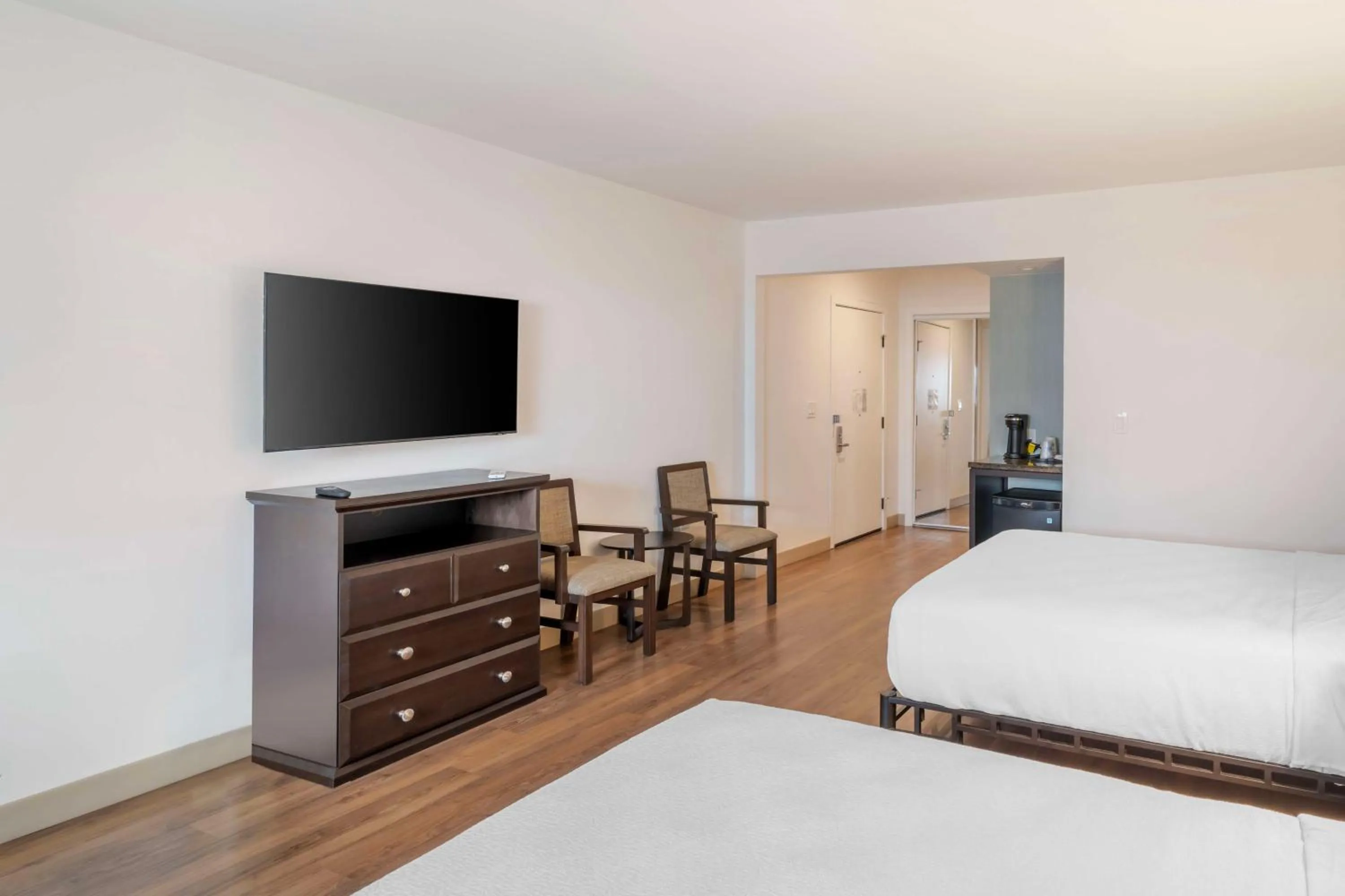 Bedroom, Bed in Best Western At Ventura Pier