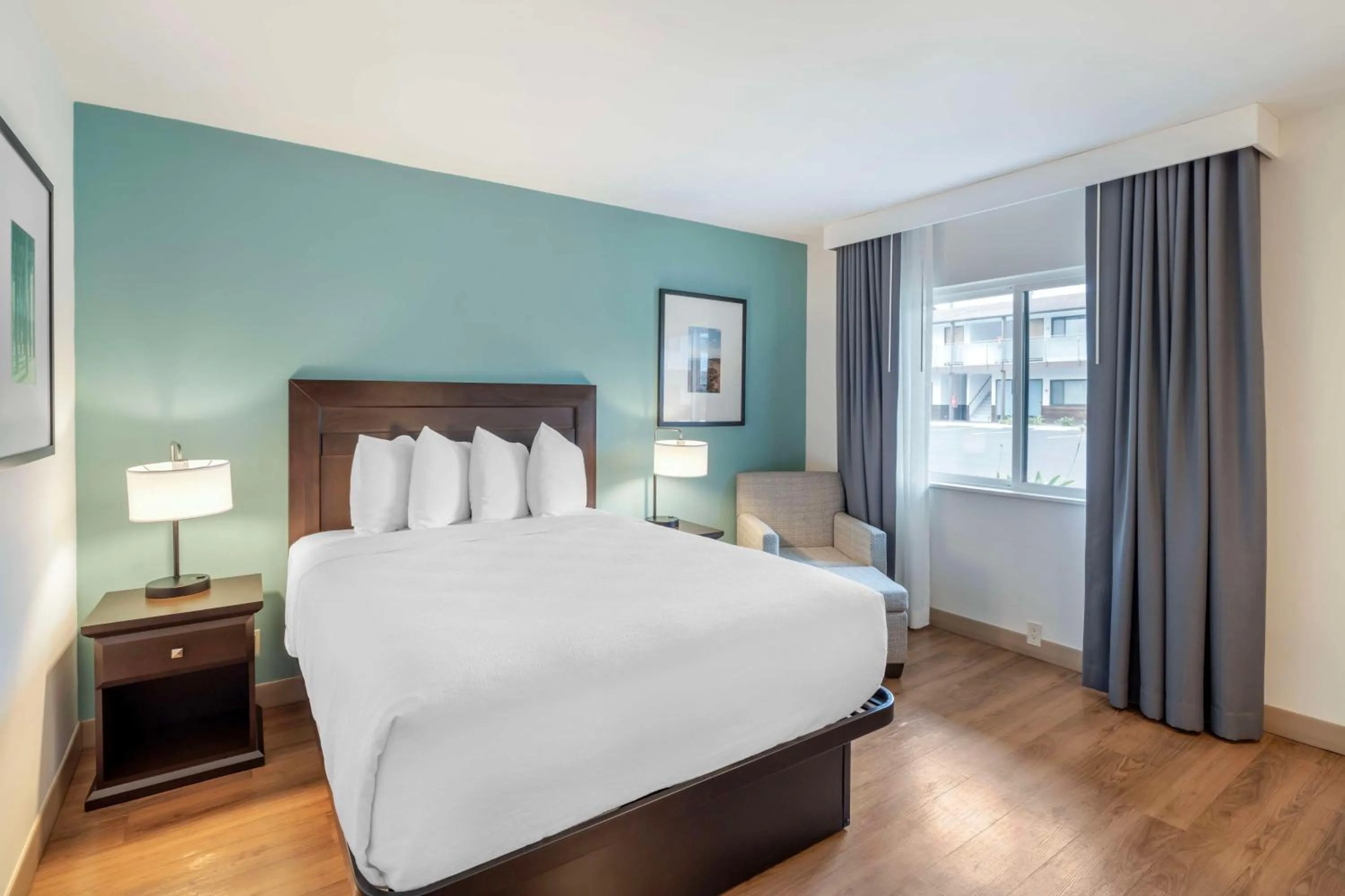 Bedroom, Bed in Best Western At Ventura Pier