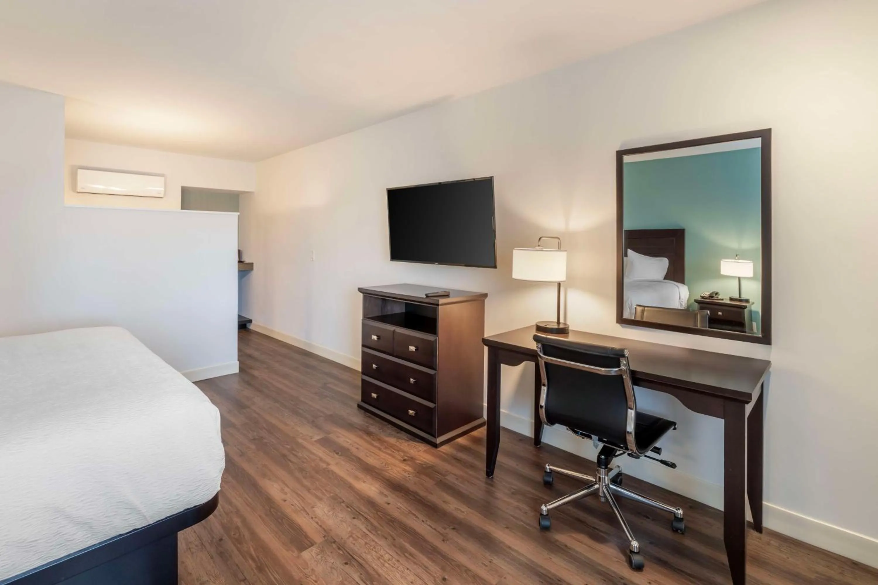 Bedroom, Bed in Best Western At Ventura Pier