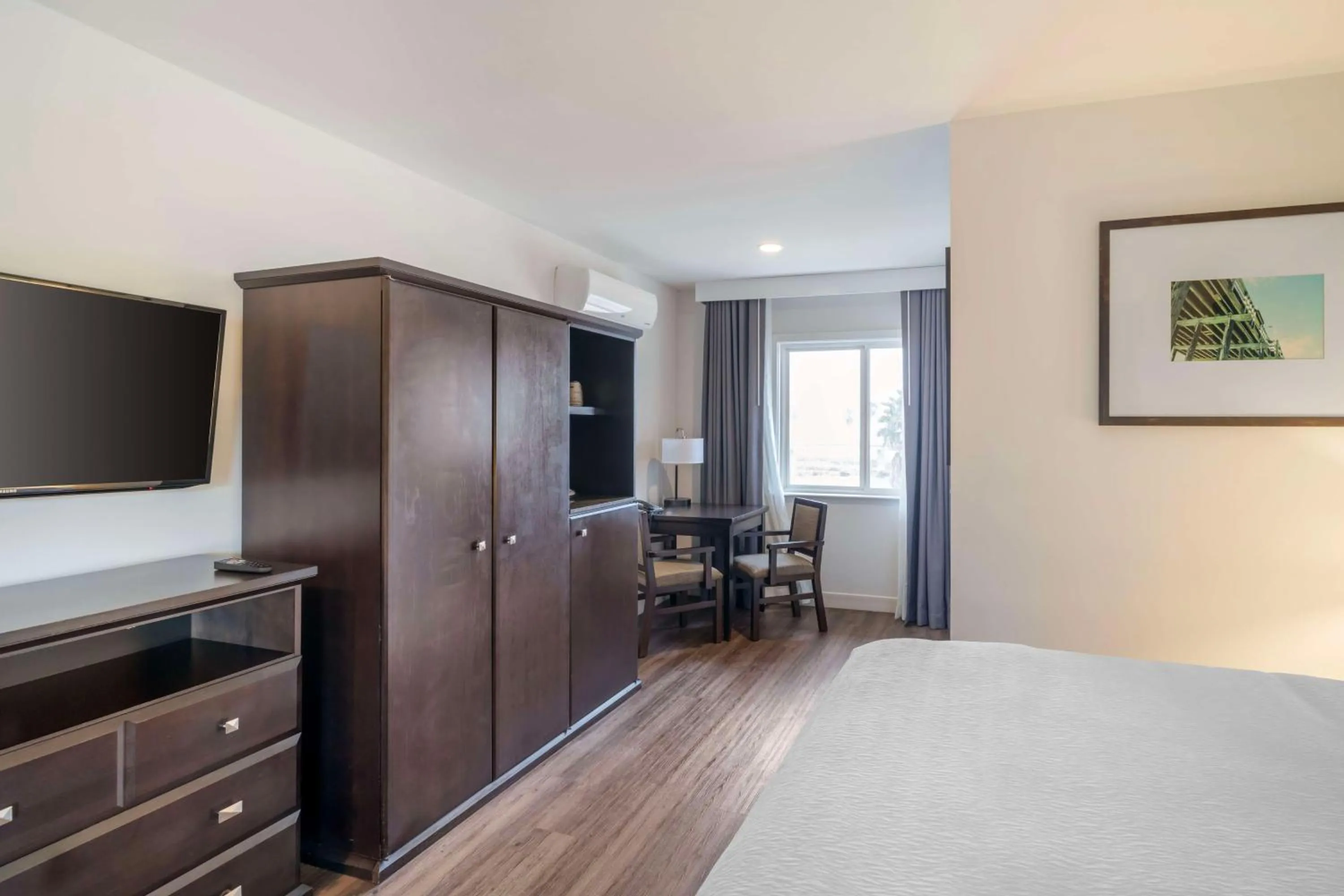 Bedroom, Bed in Best Western At Ventura Pier