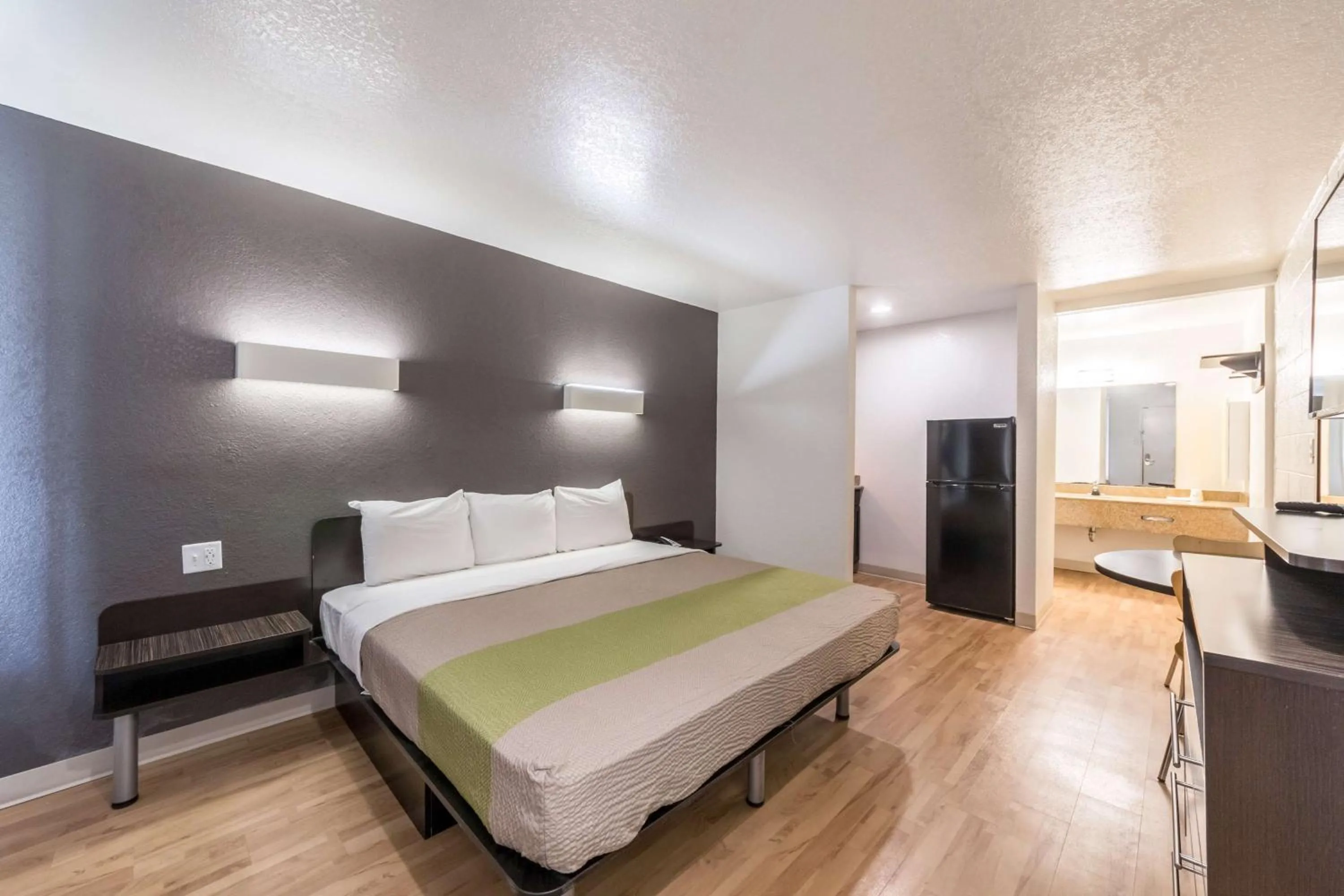 Bedroom, Bed in Studio 6-San Antonio, TX - Fort Sam Houston Area