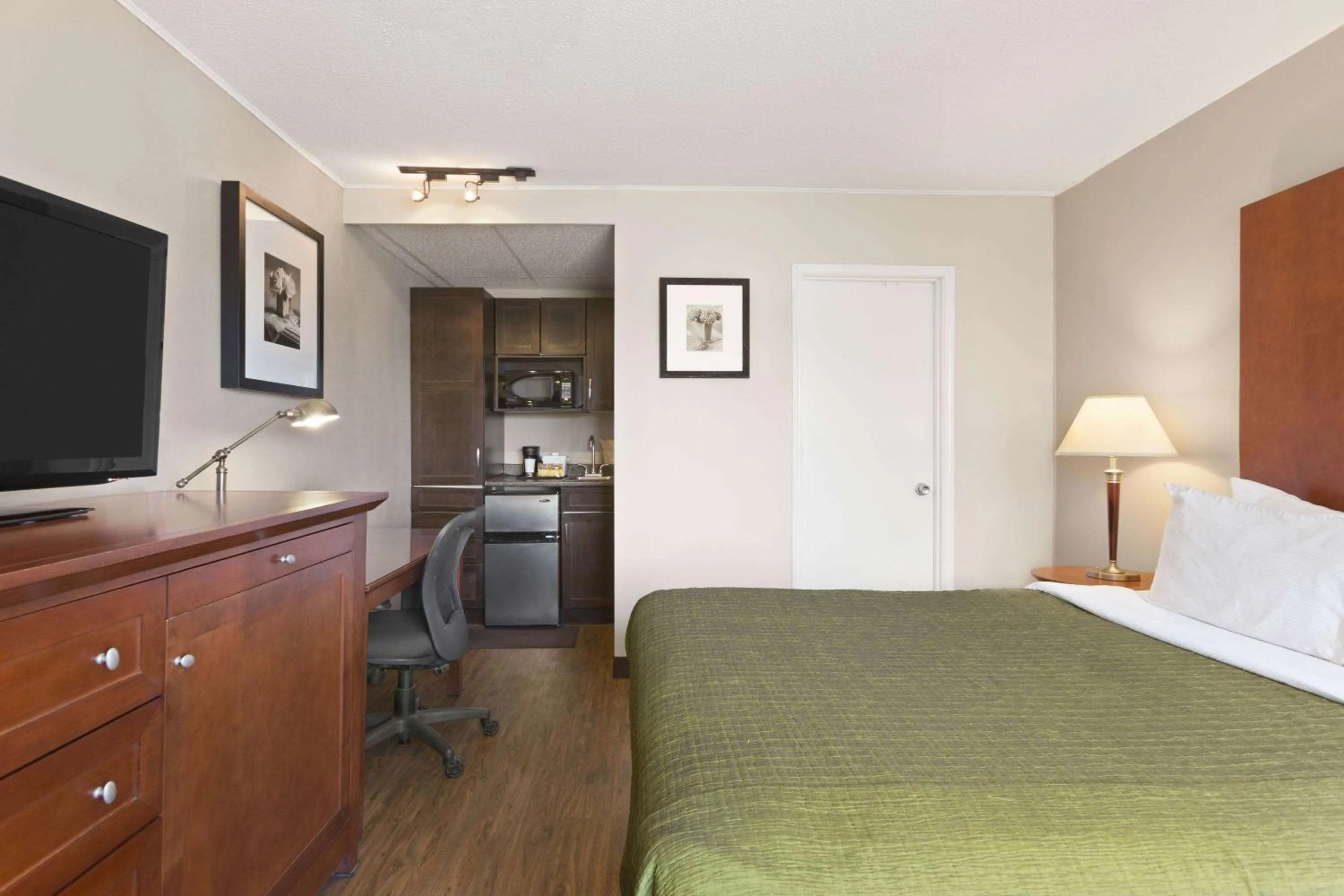 Photo of the whole room in Thriftlodge Saskatoon