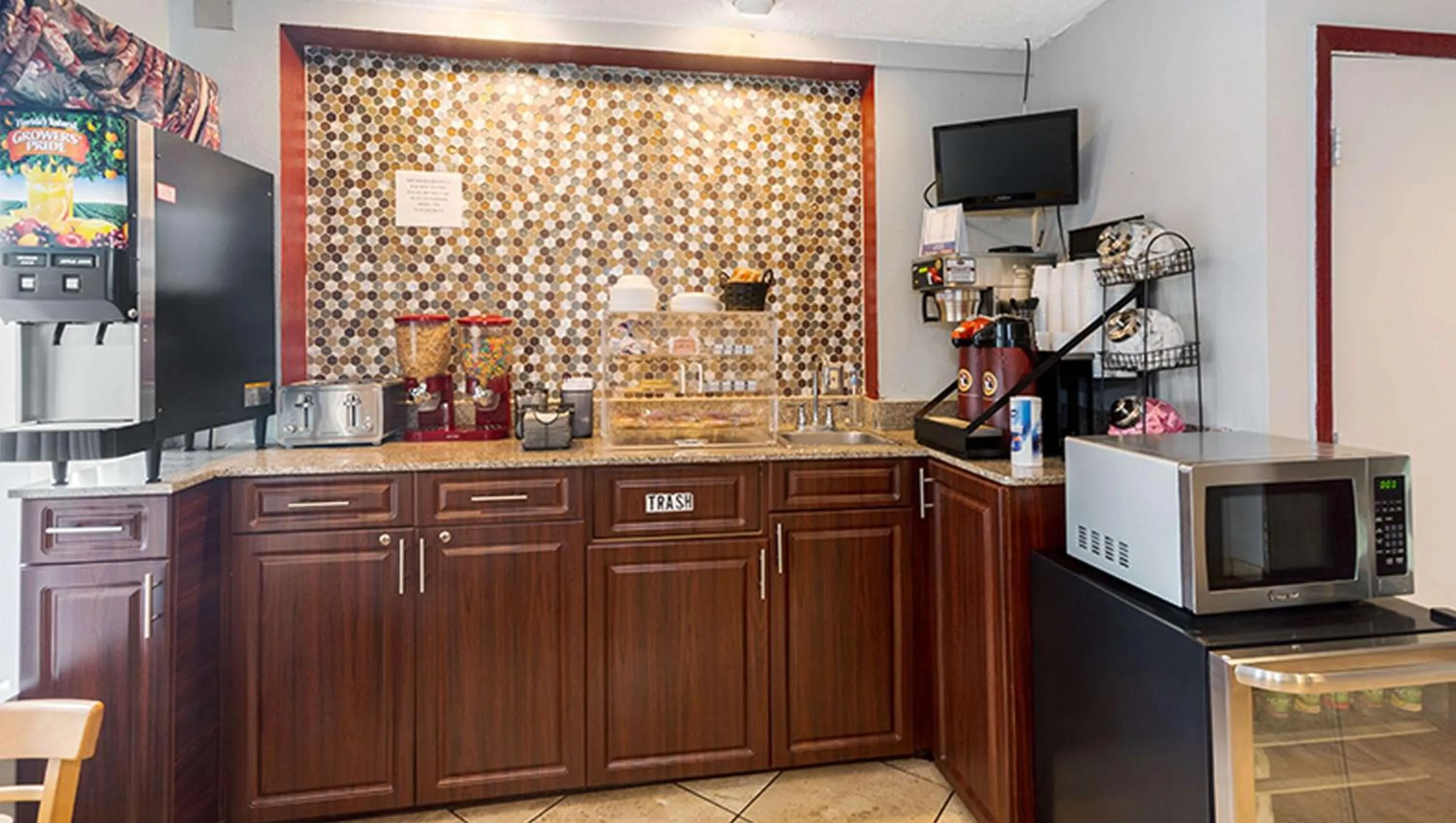 Buffet breakfast in Magnuson Hotel Bradenton