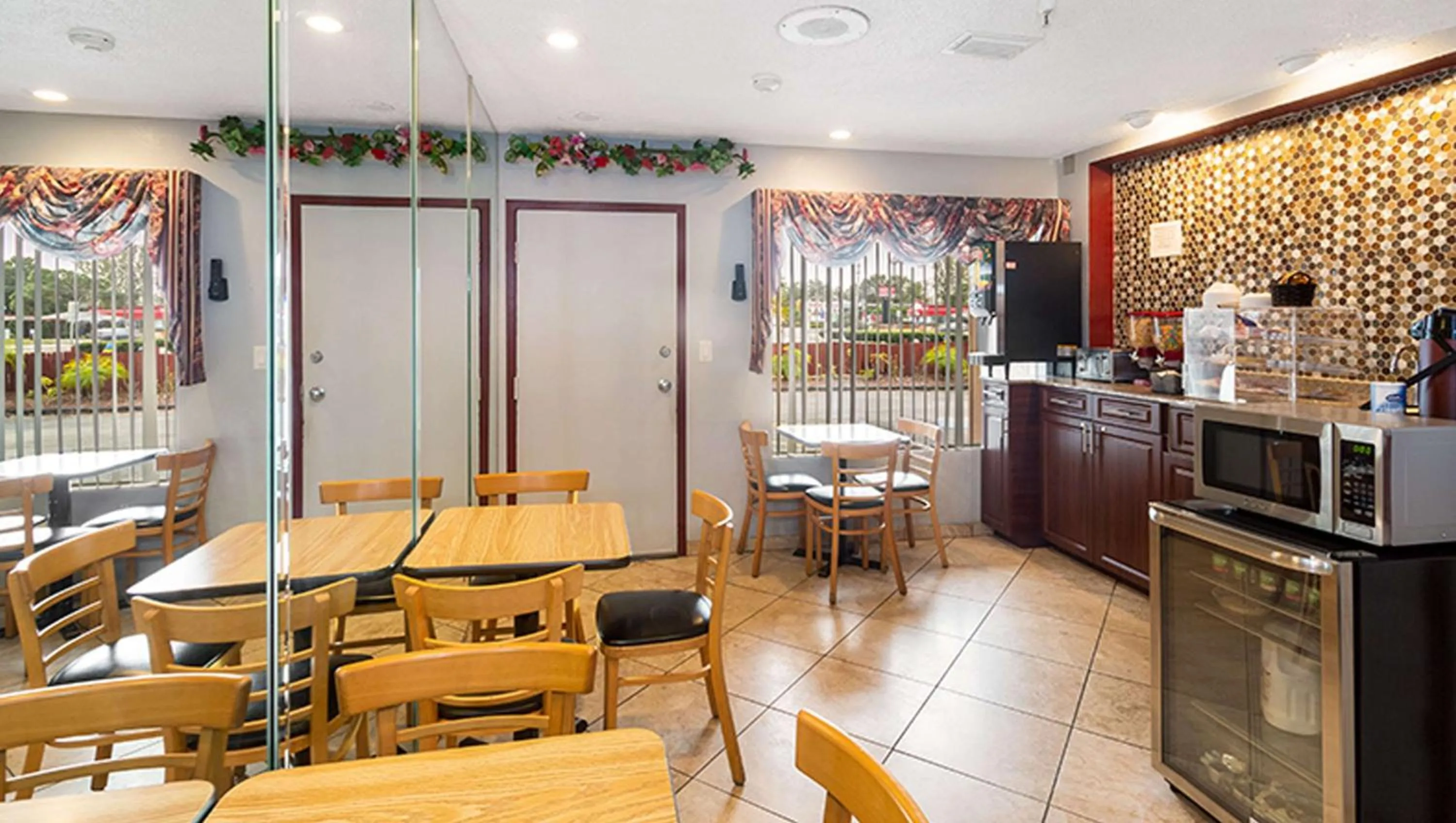 Breakfast in Magnuson Hotel Bradenton