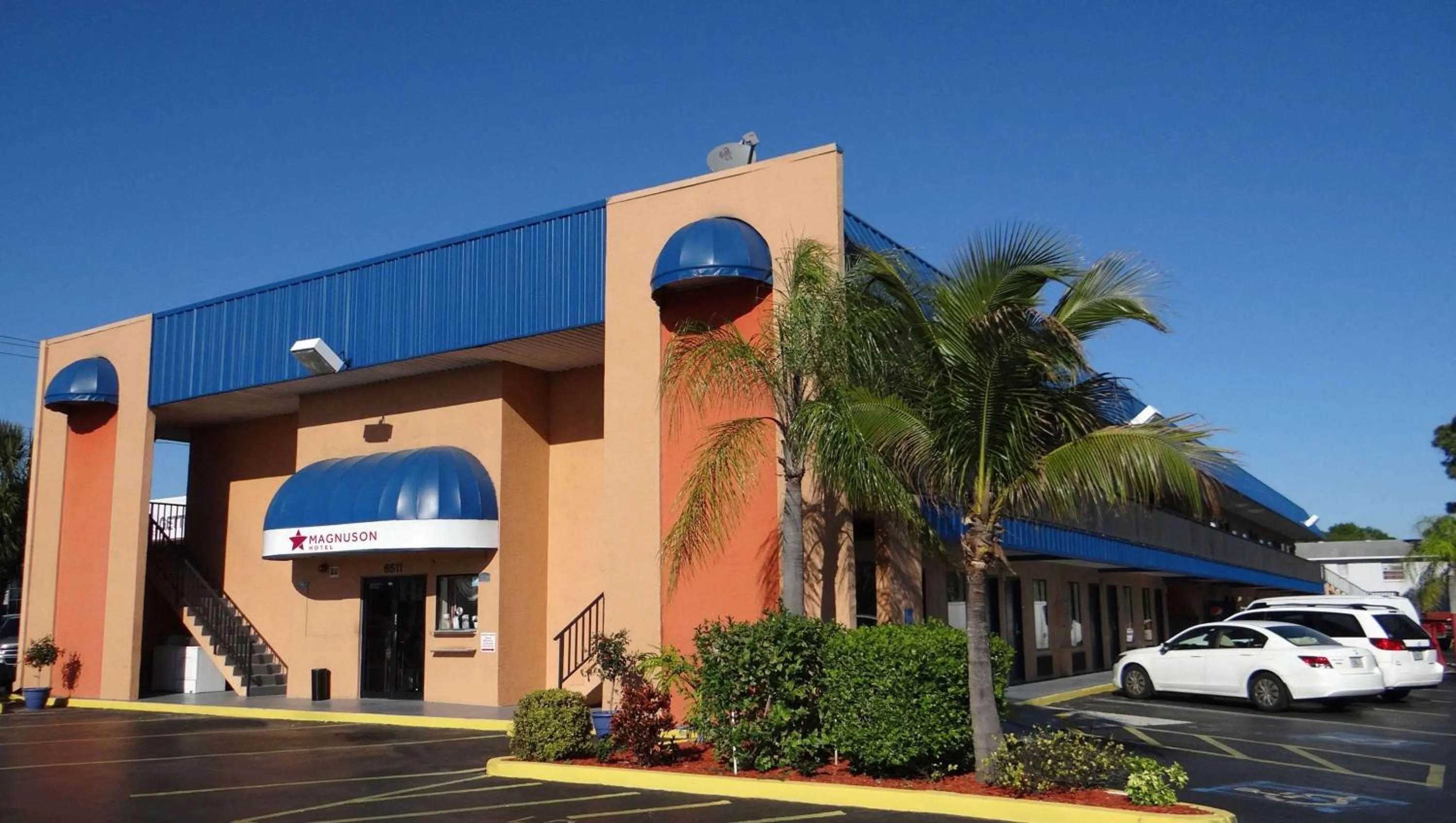 Property building in Magnuson Hotel Bradenton