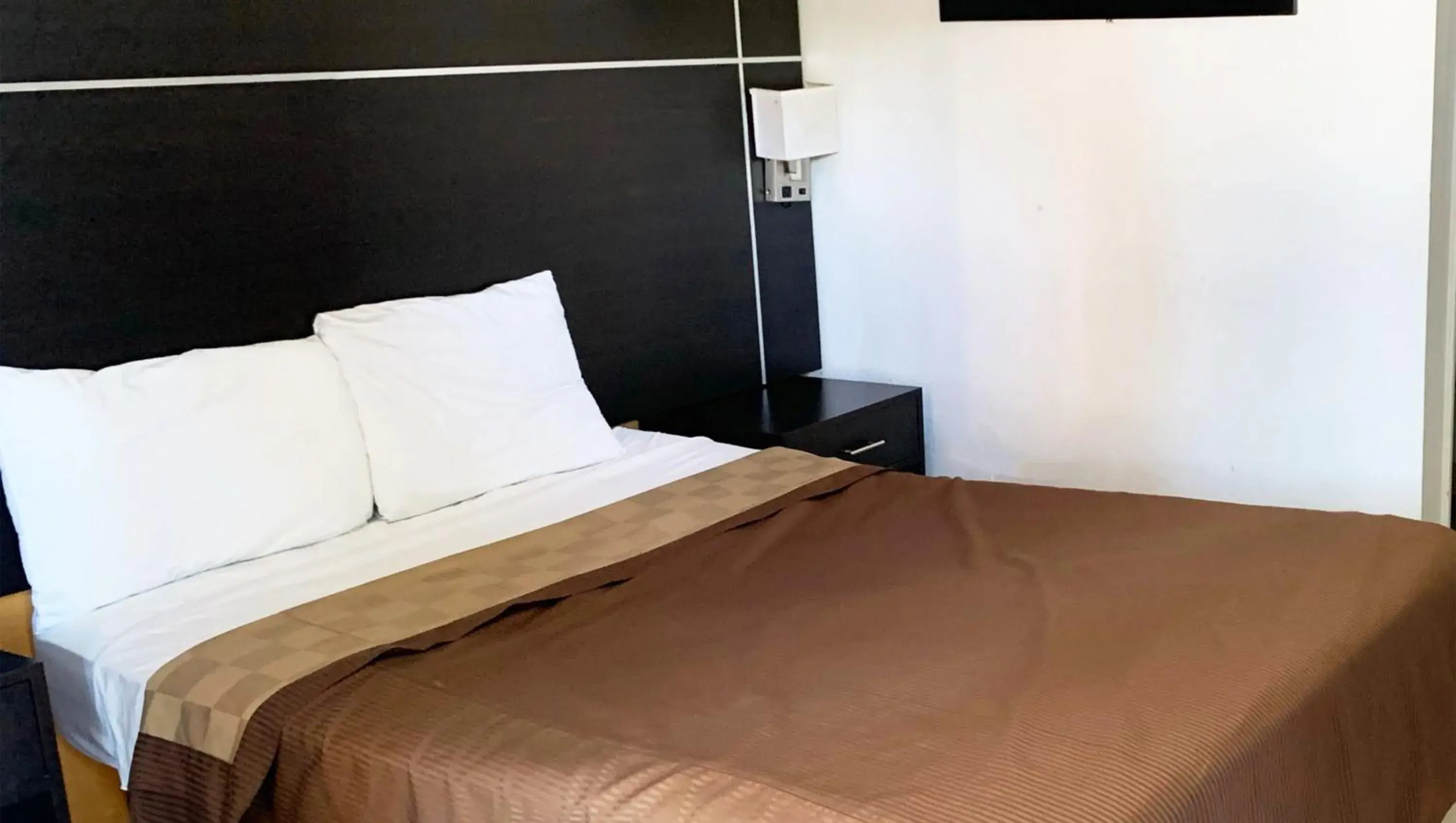 Double Room - Smoking in Magnuson Hotel Bradenton Double Room - Smoking in Magnuson Hotel Bradenton