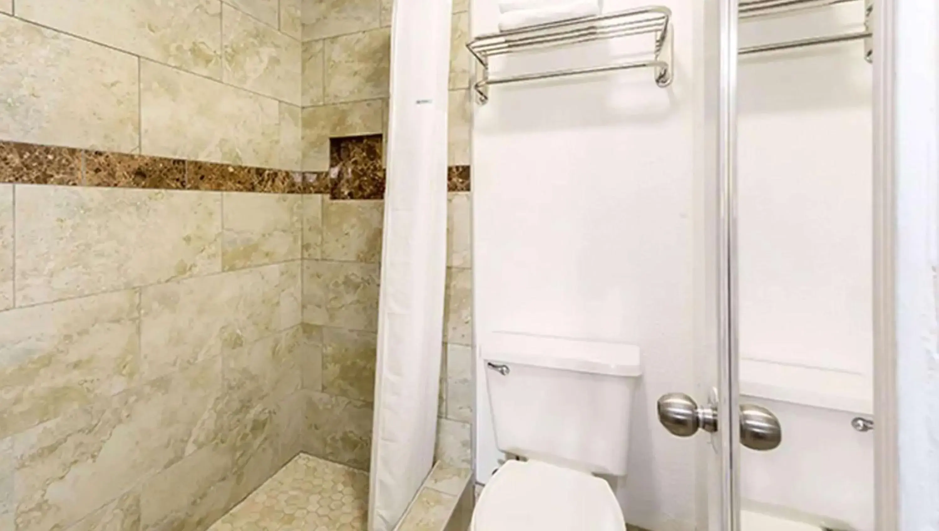 Quadruple Room with Private External Bathroom in Magnuson Hotel Bradenton Quadruple Room with Private External Bathroom in Magnuson Hotel Bradenton