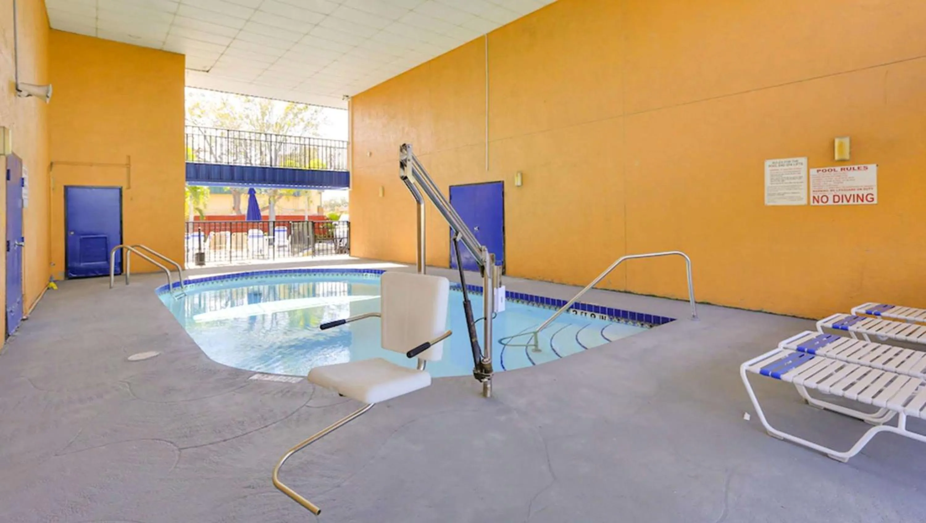 Swimming pool in Magnuson Hotel Bradenton