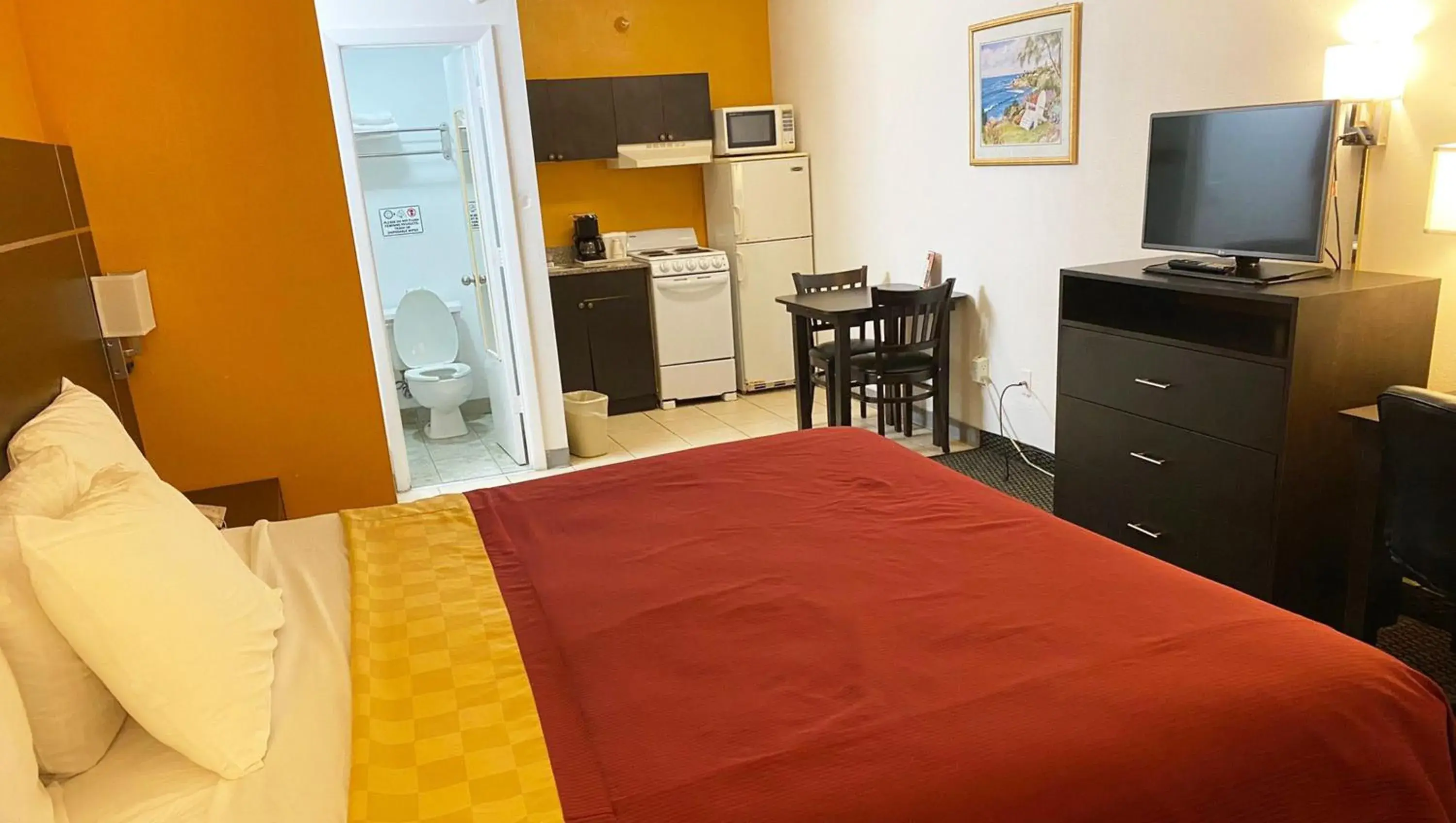 King Room with Kitchen - Smoking in Magnuson Hotel Bradenton King Room with Kitchen - Smoking in Magnuson Hotel Bradenton