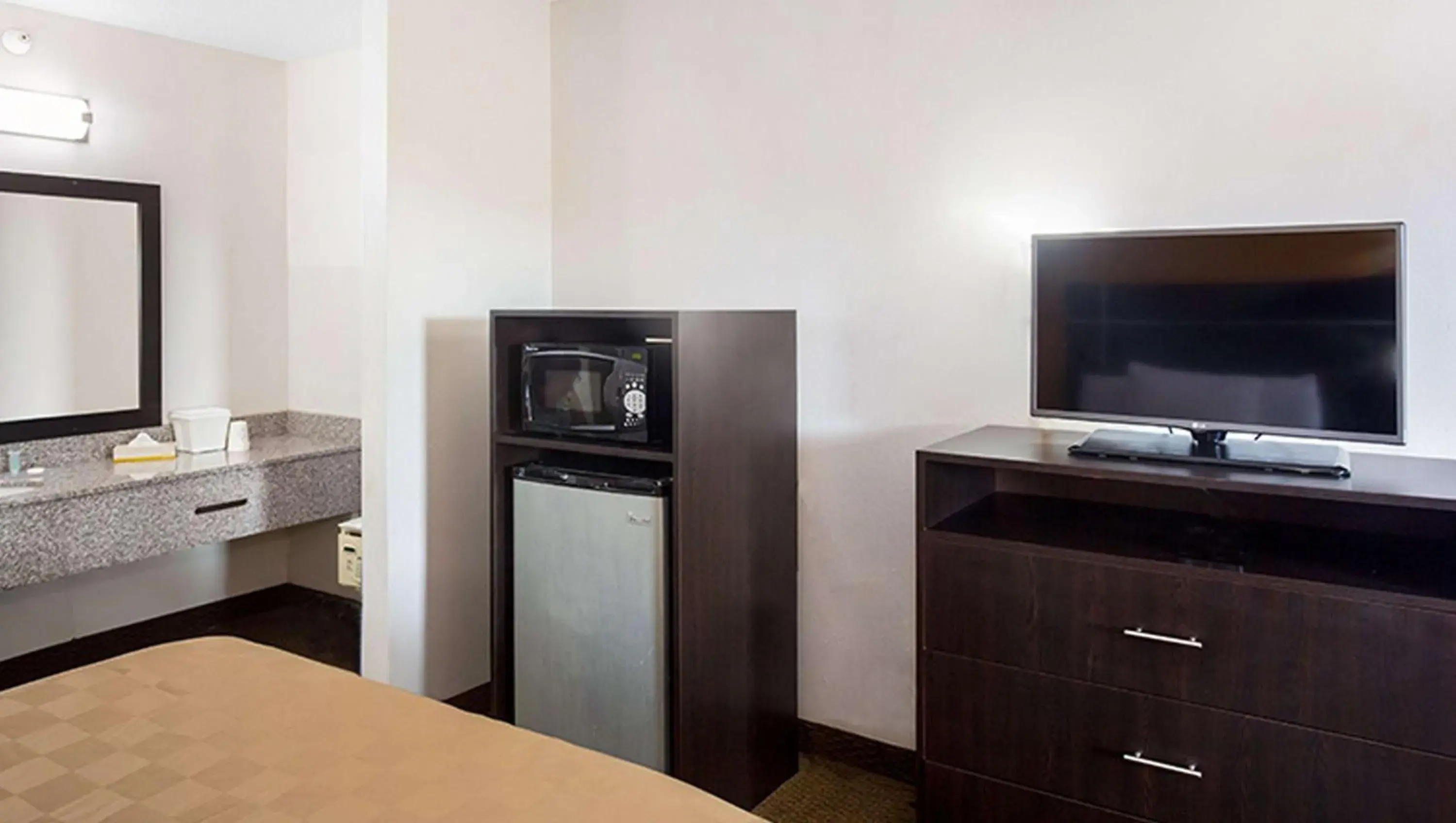 Double Room with Two Double Beds - Non-Smoking in Magnuson Hotel Bradenton Double Room with Two Double Beds - Non-Smoking in Magnuson Hotel Bradenton