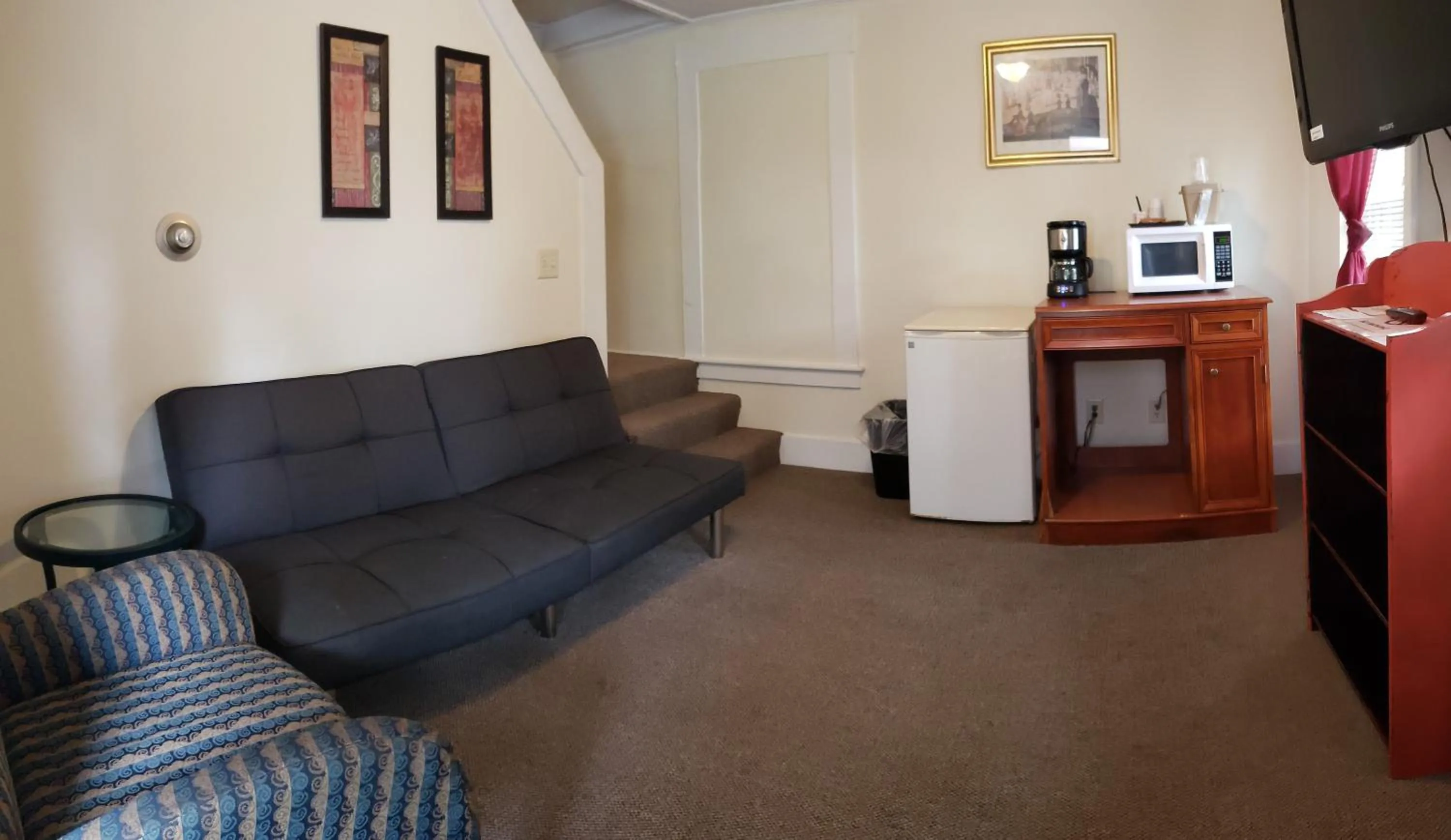 Seating area in Weirs Beach Motel & Cottages
