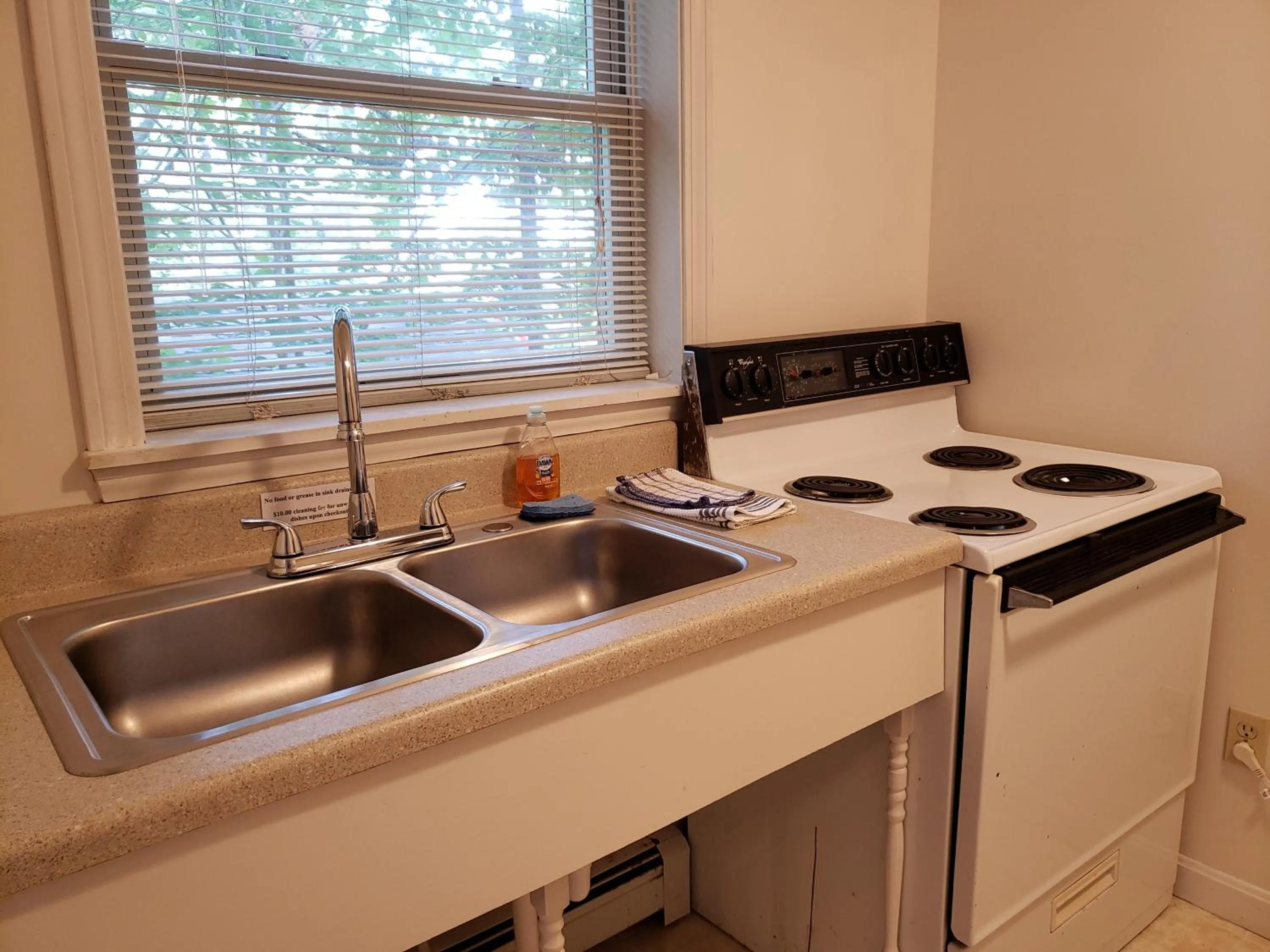 Kitchen or kitchenette in Weirs Beach Motel & Cottages