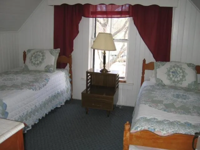 Bed in Weirs Beach Motel & Cottages