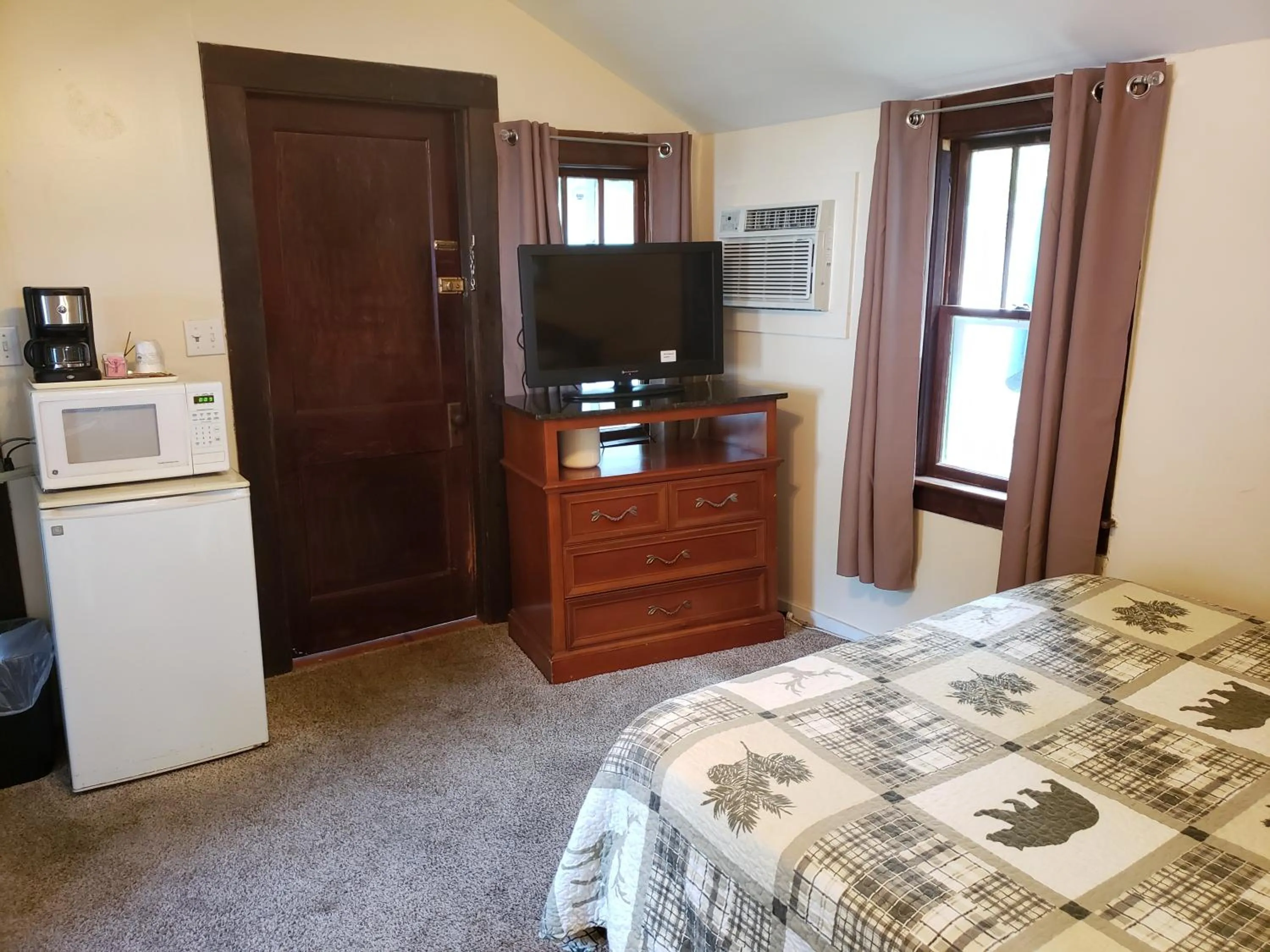 Bedroom, Bed in Weirs Beach Motel & Cottages
