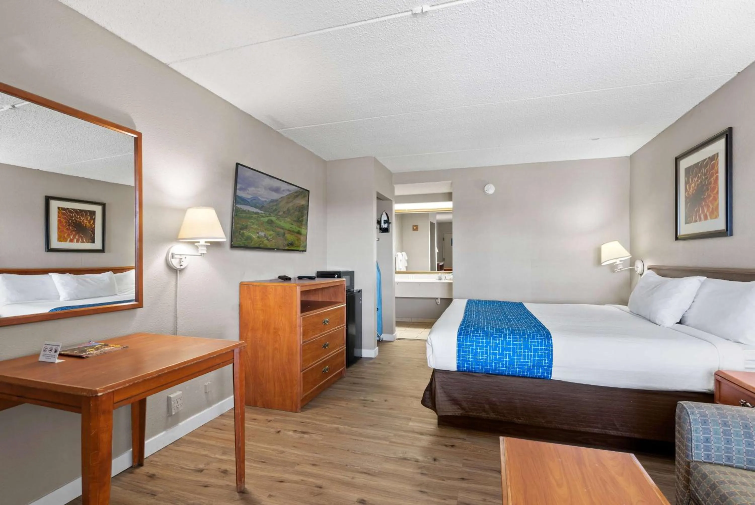 Photo of the whole room, Bed in Travelodge by Wyndham Pueblo