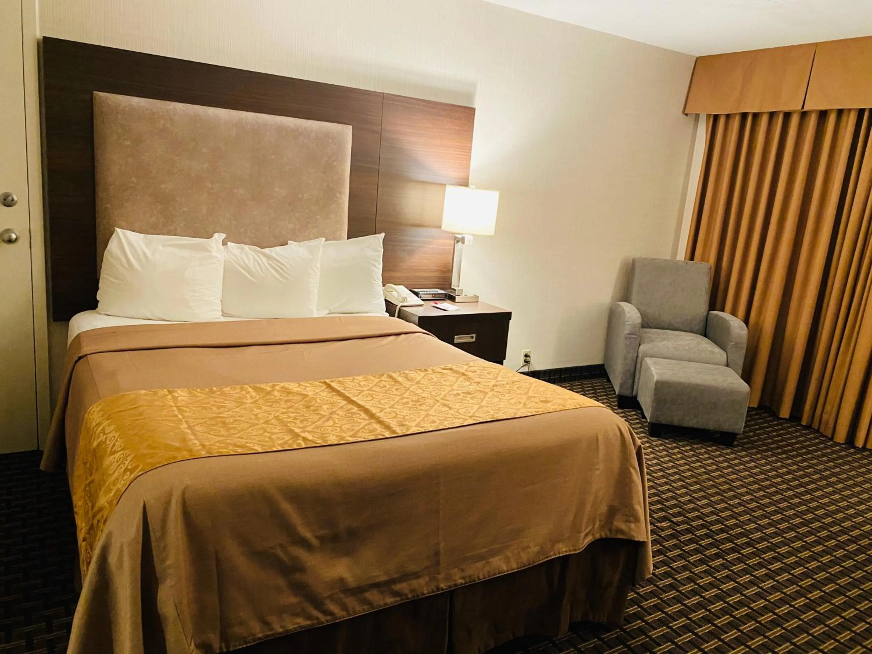 Bed in Ramada by Wyndham Belleville Harbourview Conference Center