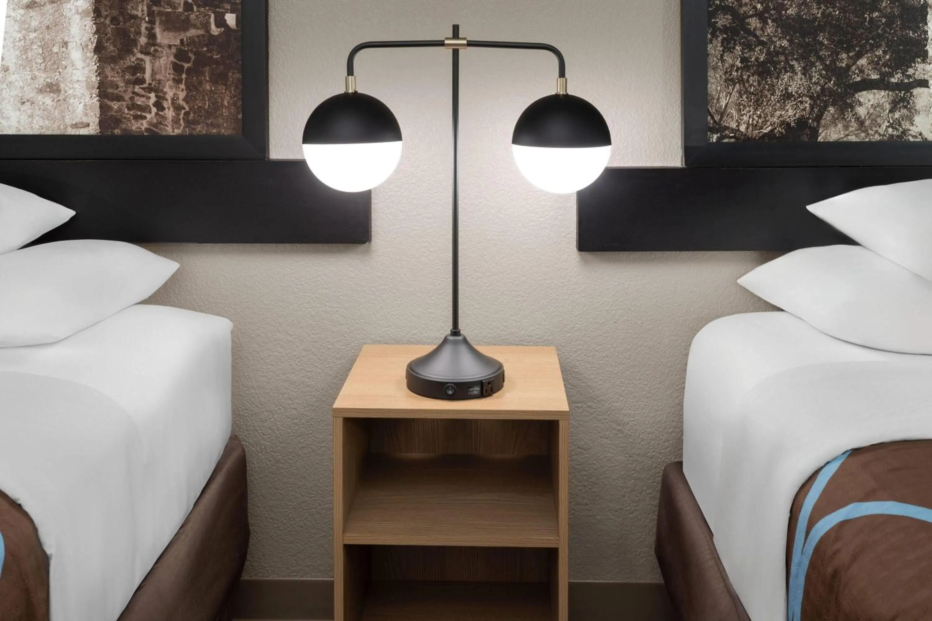 Photo of the whole room, Bed in Super 8 by Wyndham San Antonio/Alamodome Area