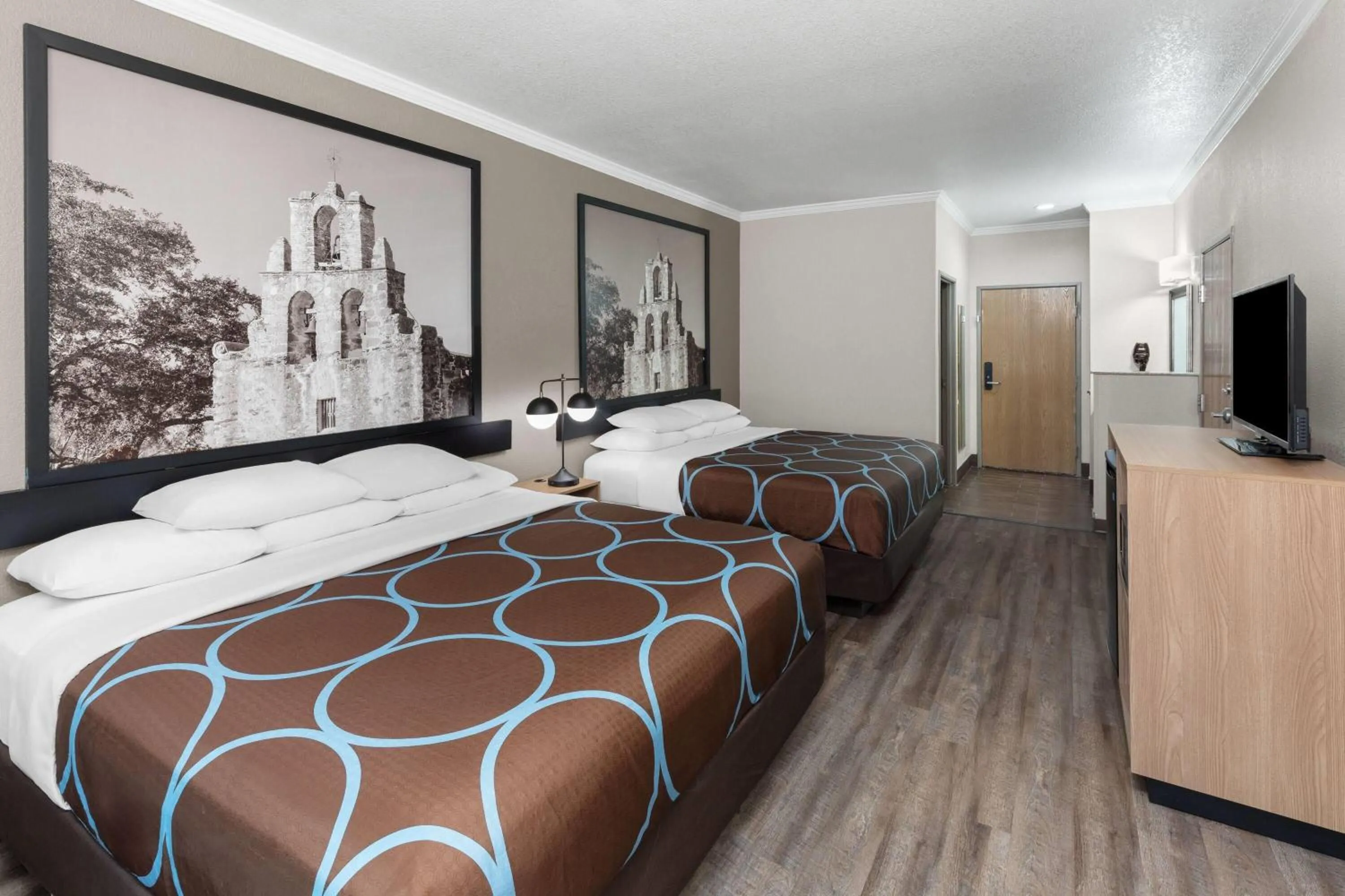 Photo of the whole room, Bed in Super 8 by Wyndham San Antonio/Alamodome Area