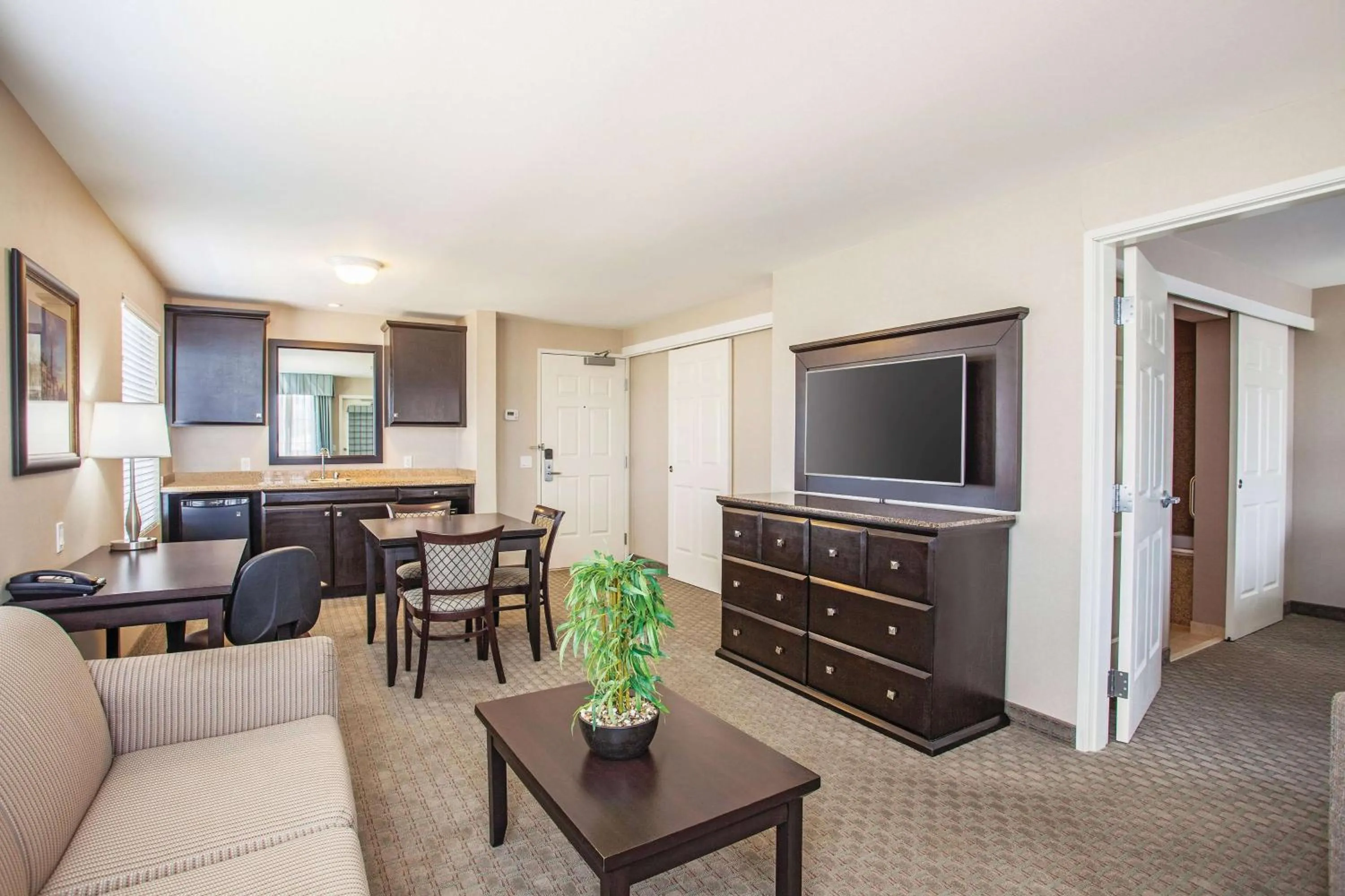 1 King Bed, 2 Room Suite, Oversize Jetted Tub, Balcony, Non-Smoking in La Quinta by Wyndham Paso Robles