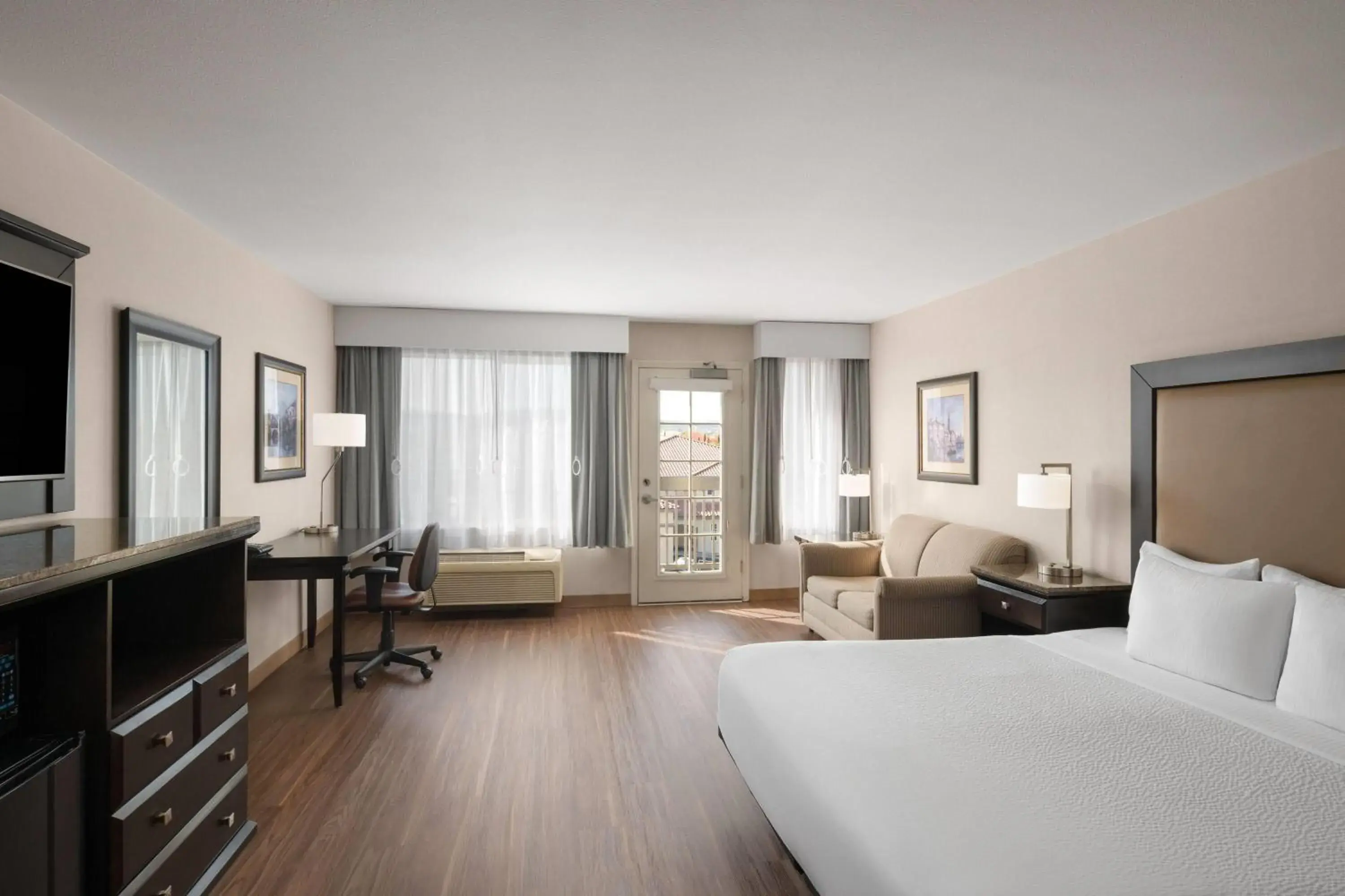 1 King Bed, Mobility/Hearing Impaired Accessible Executive Room, Non-Smoking in La Quinta by Wyndham Paso Robles 1 King Bed, Mobility/Hearing Impaired Accessible Executive Room, Non-Smoking in La Quinta by Wyndham Paso Robles