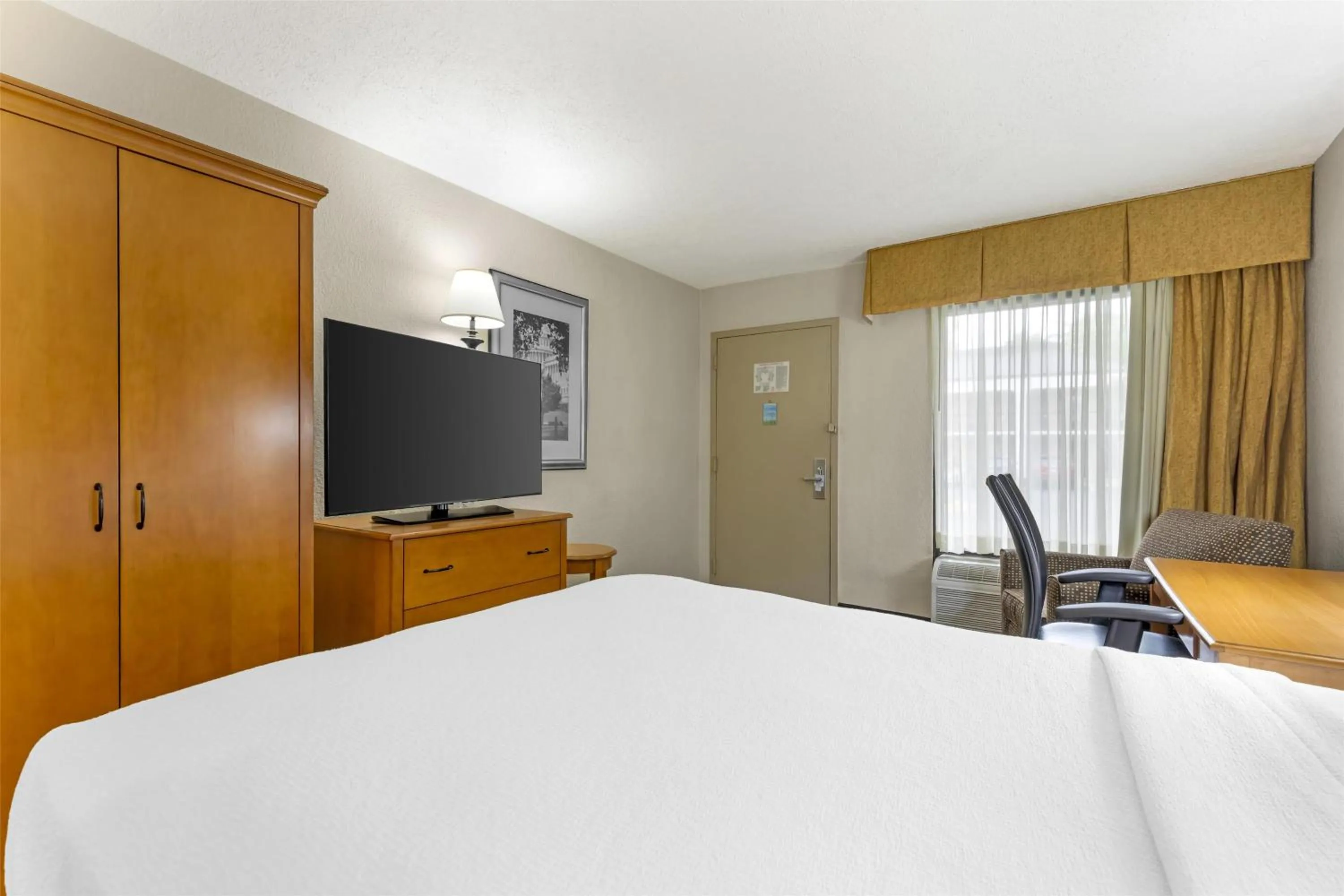 Bedroom, Bed in Best Western Dulles Airport Inn