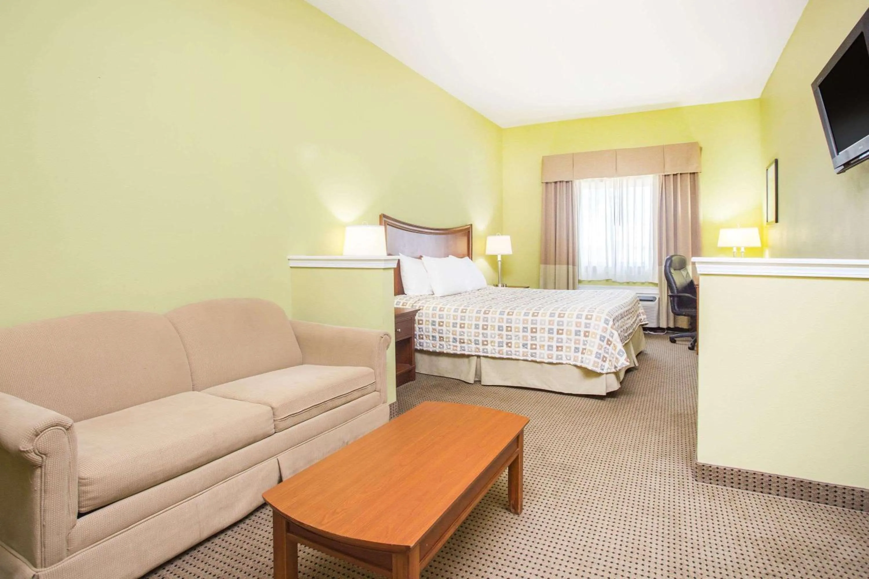 Photo of the whole room, Bed in Days Inn & Suites by Wyndham Swainsboro