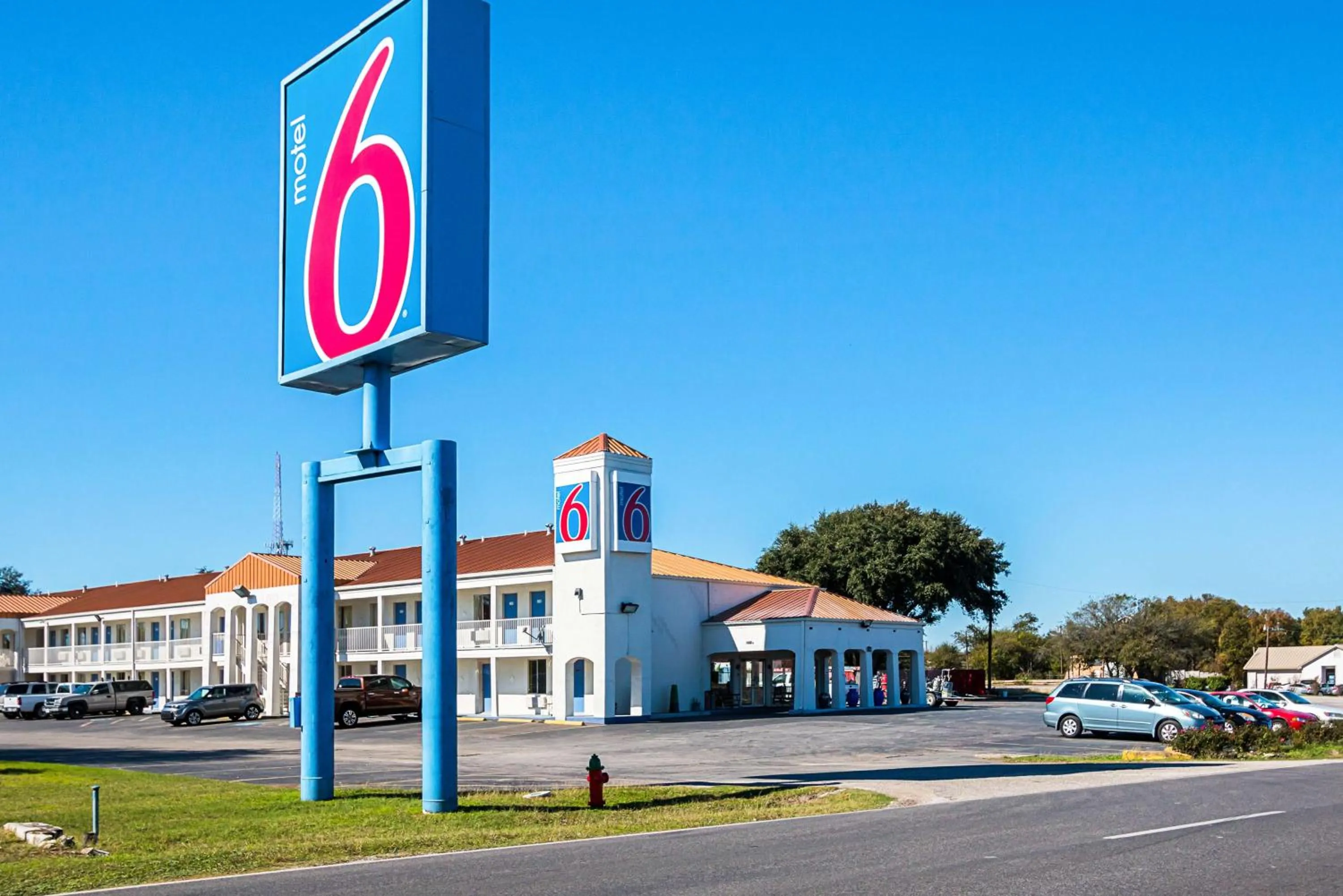 Property building in Motel 6-Round Rock, TX