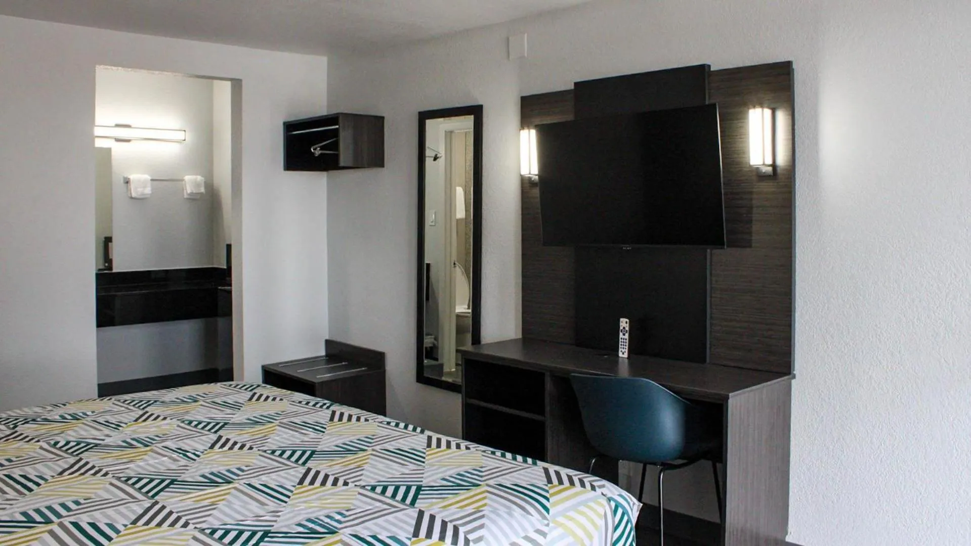 Bedroom, Bed in Motel 6-Round Rock, TX