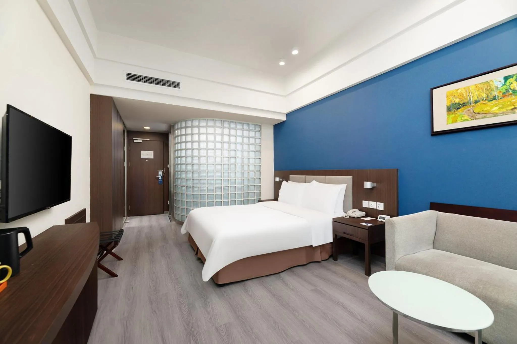 Photo of the whole room, Bed in Holiday Inn Express Chengdu Wuhou by IHG-Wuhou Temple and Jinli