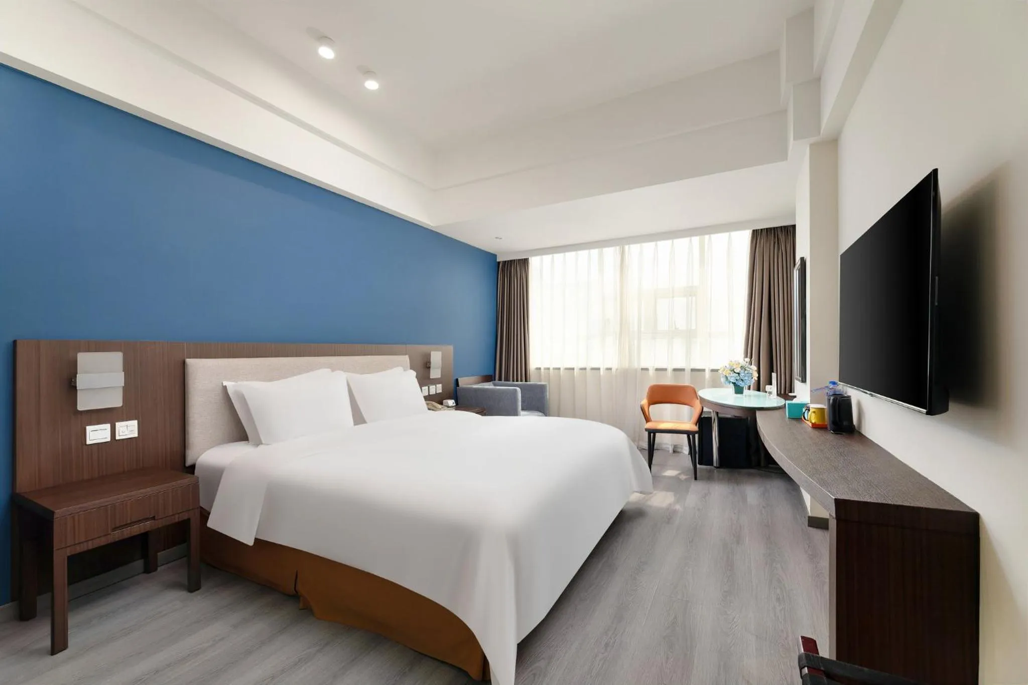 Photo of the whole room, Bed in Holiday Inn Express Chengdu Wuhou by IHG-Wuhou Temple and Jinli