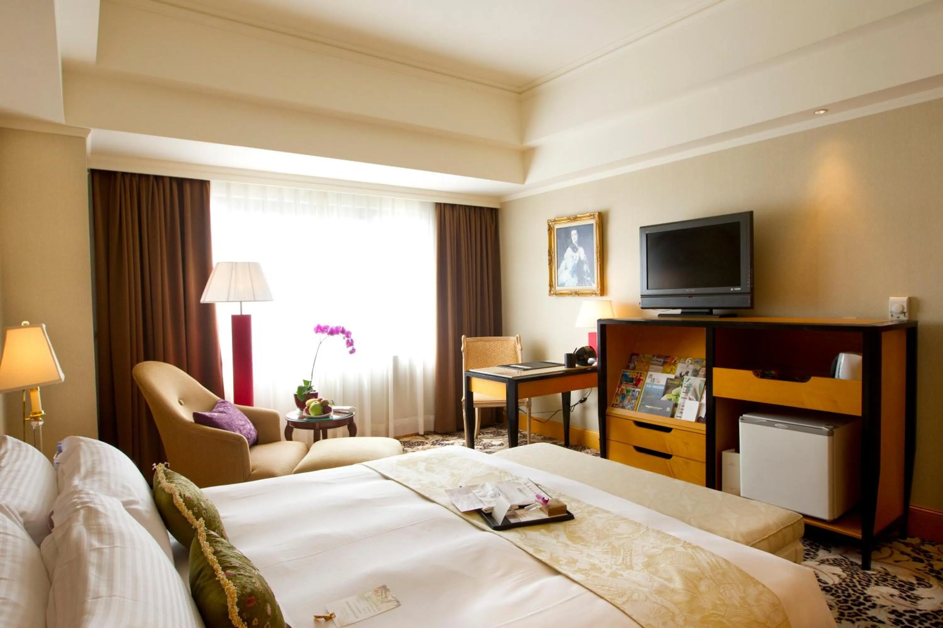 Photo of the whole room, Bed in THE LEES Hotel