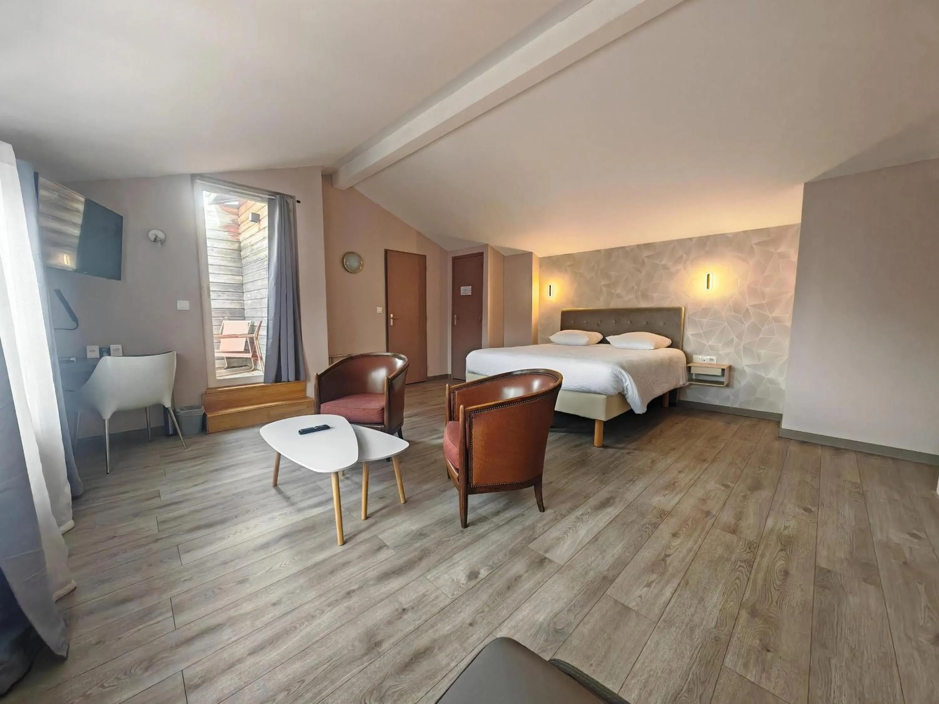 Bedroom, Bed in Urban Style, Hôtel Le Cheval Noir, Saint-Étienne