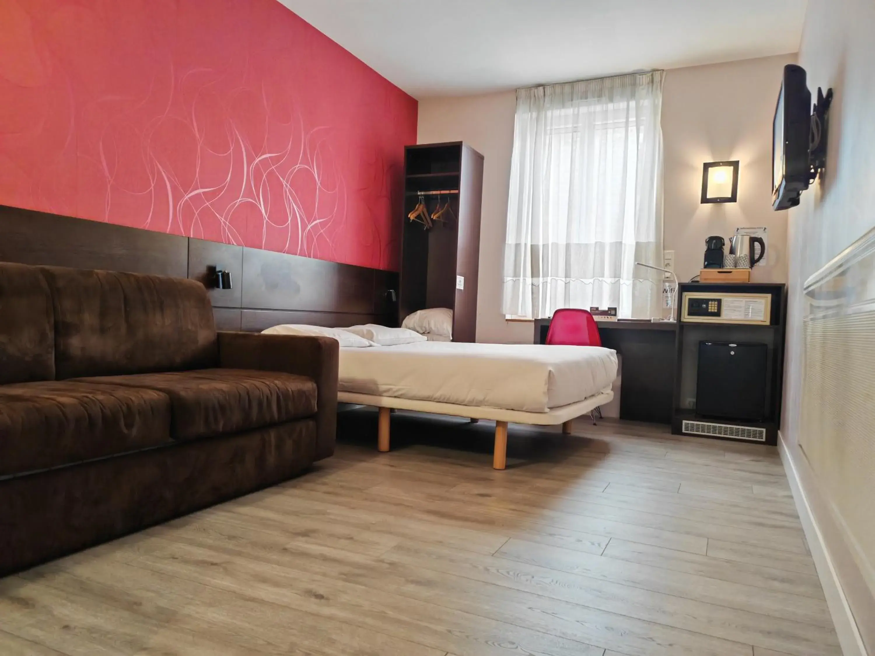 Junior Suite in Urban Style, Hôtel Le Cheval Noir, Saint-Étienne Junior Suite in Urban Style, Hôtel Le Cheval Noir, Saint-Étienne