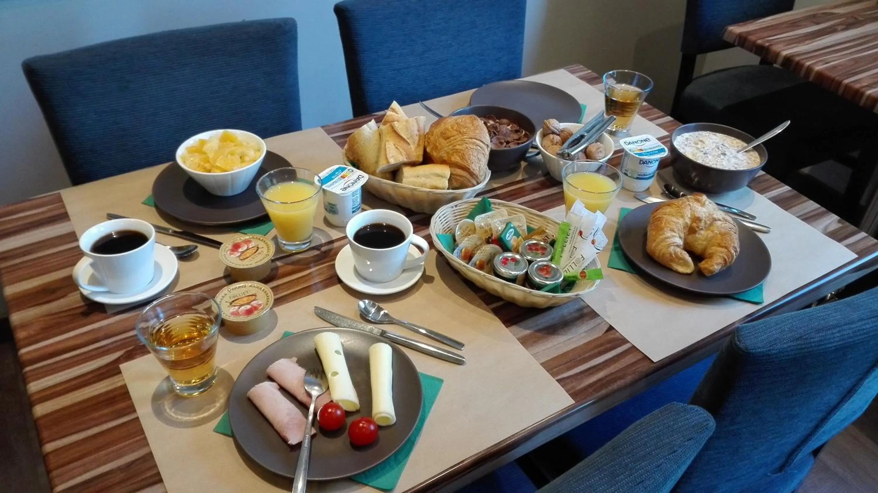 Buffet breakfast in Côté Hôtel