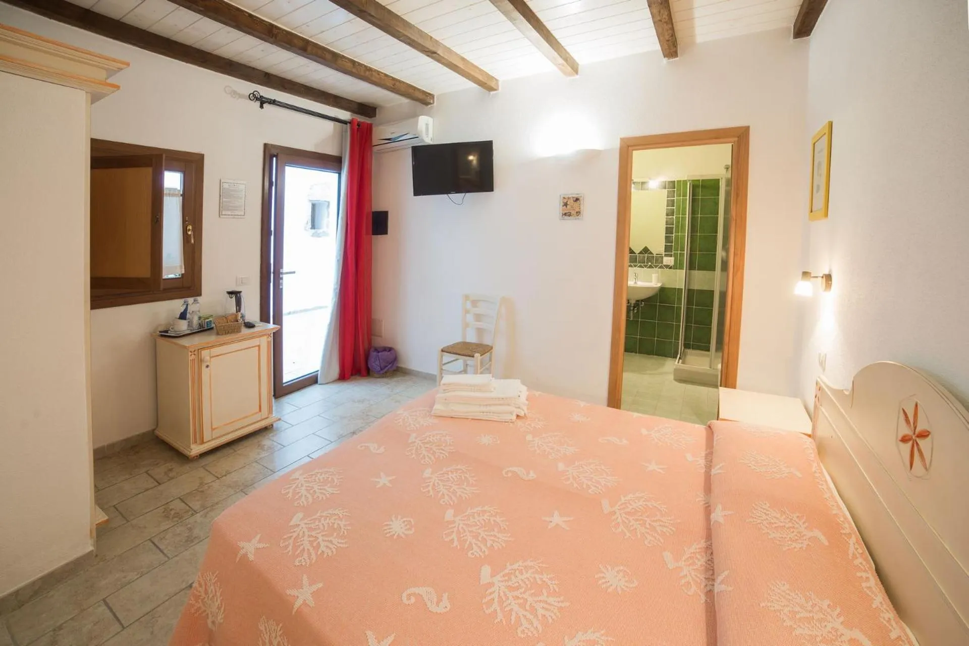 Photo of the whole room, Bed in Olbia Domus Inn