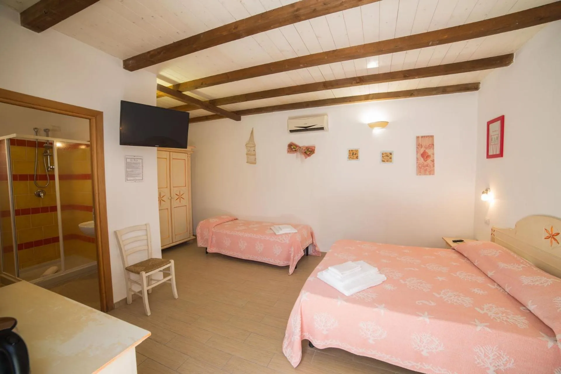 Photo of the whole room, Bed in Olbia Domus Inn